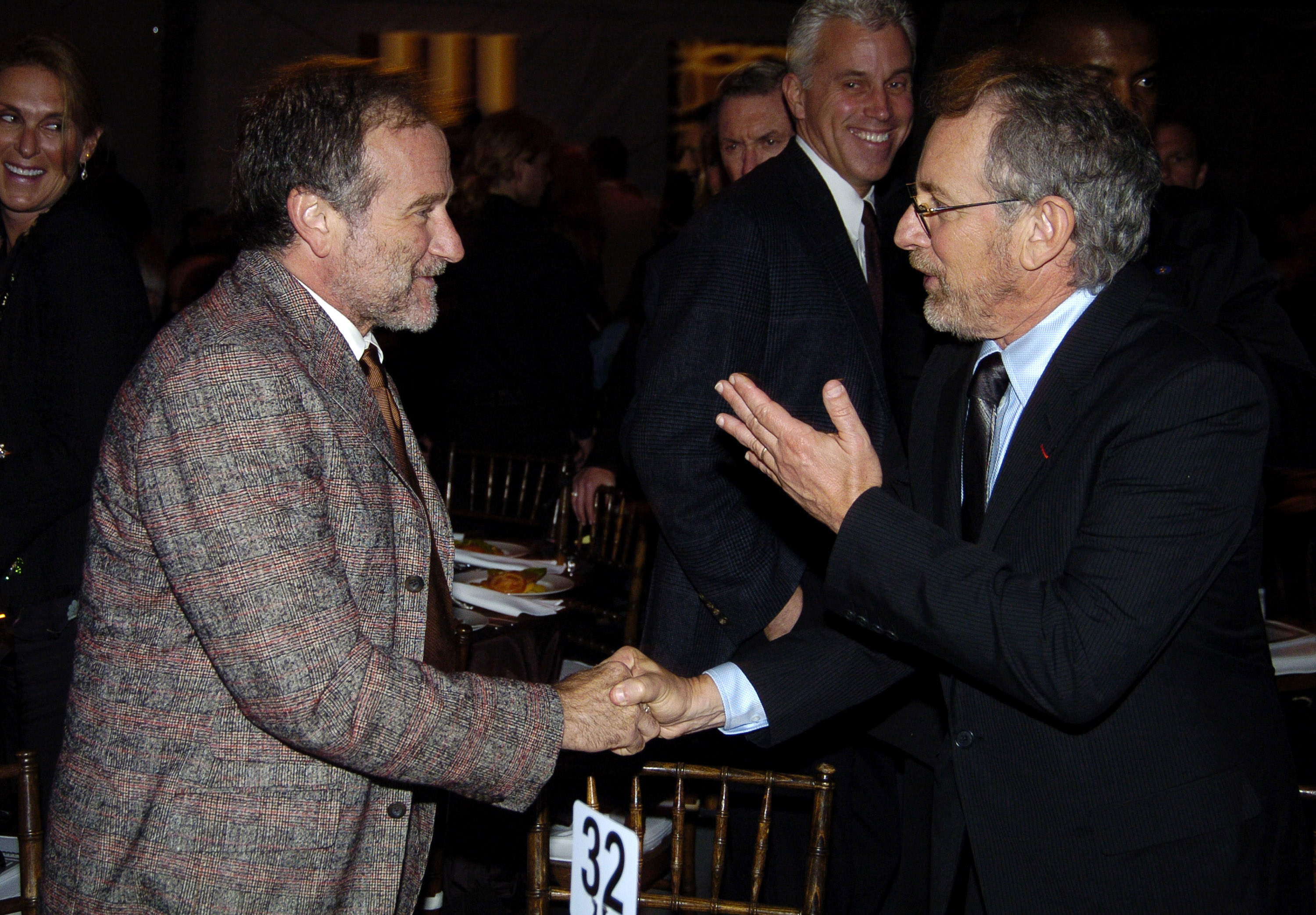 Robin Williams et Steven Spielberg lors de l'événement en l'honneur du président William Jefferson Clinton organisé par Ambassadors for Humanity à Los Angeles, Californie, en 2005 | Source : Getty Images