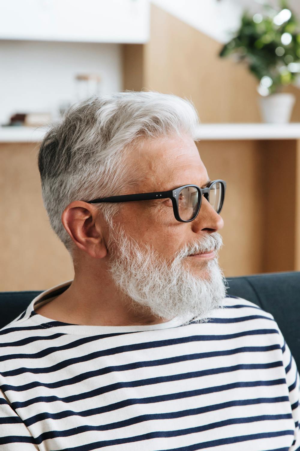 Un homme mûr avec des lunettes ⏐ Source : Pexels