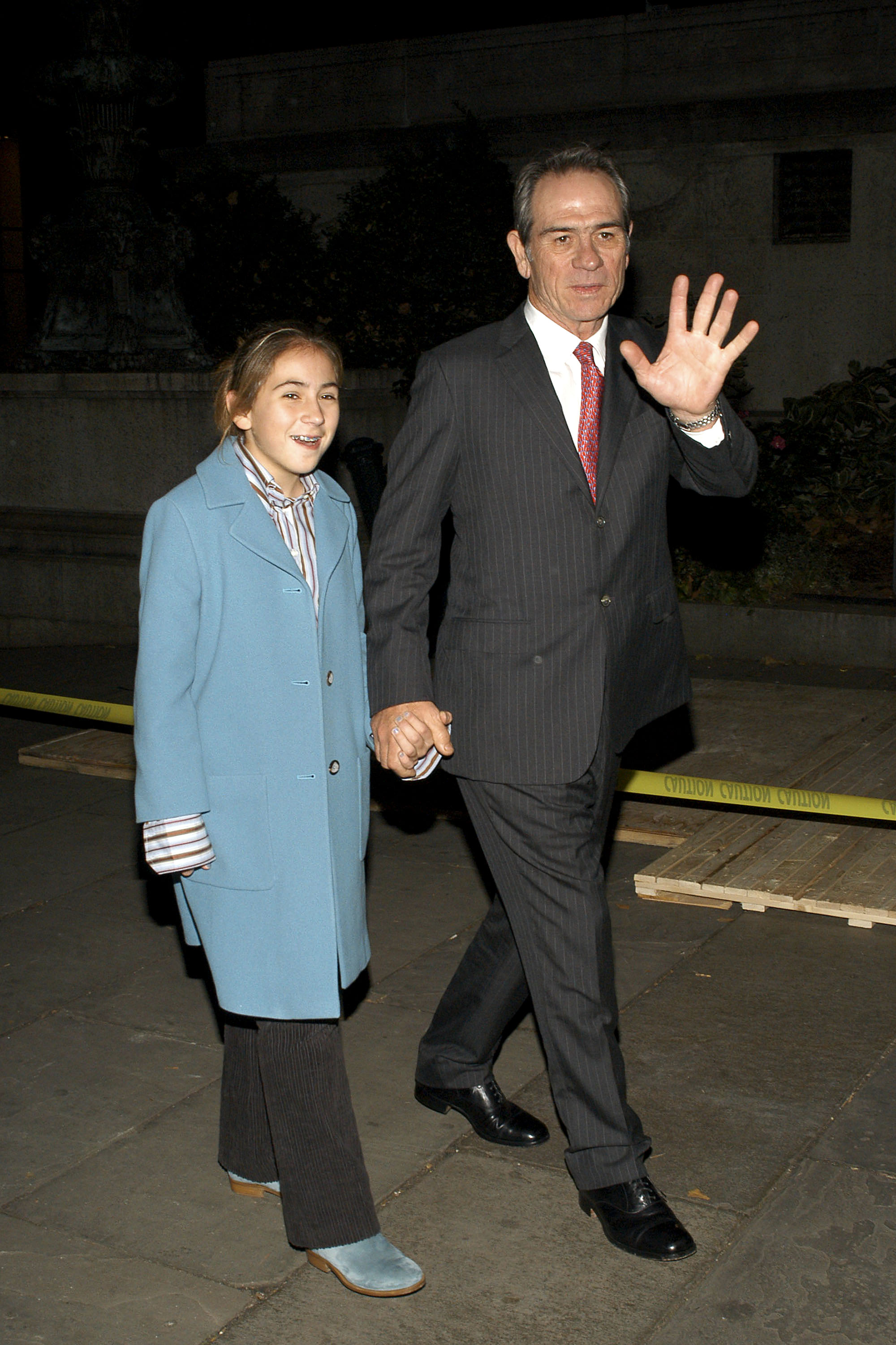 Tommy Lee Jones et Victoria Jones à l'afterparty de la première de "The Missing at the Bryant Park Grill" le 16 novembre 2003 à New York. | Source : Getty Images