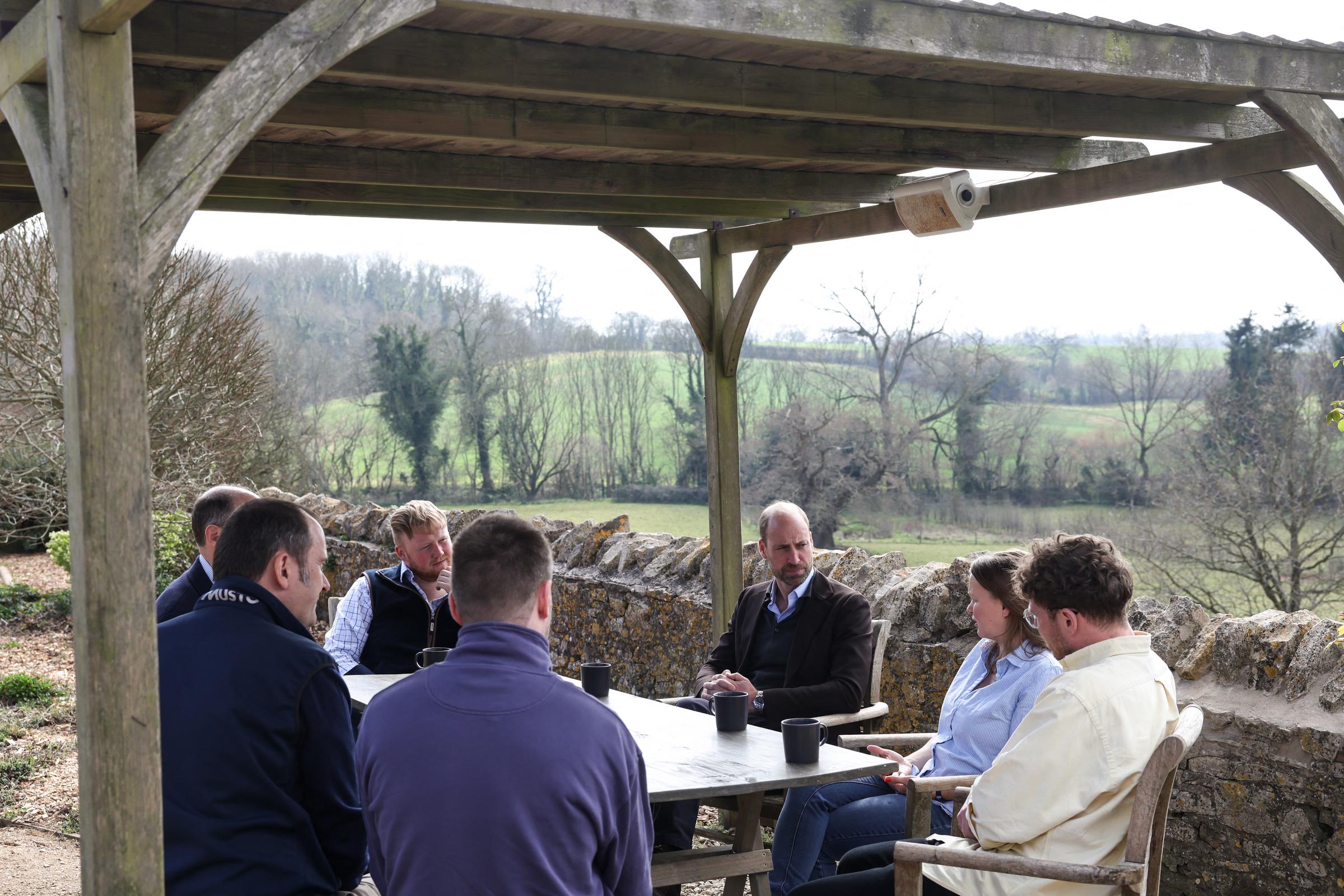 Le prince William, prince de Galles (C), s'entretient avec des agriculteurs lors d'un événement organisé pour soixante locataires agricoles de la prochaine génération du duché de Cornouailles, à Pensford, dans l'ouest de l'Angleterre, le 26 mars 2025 I Source : Getty Images