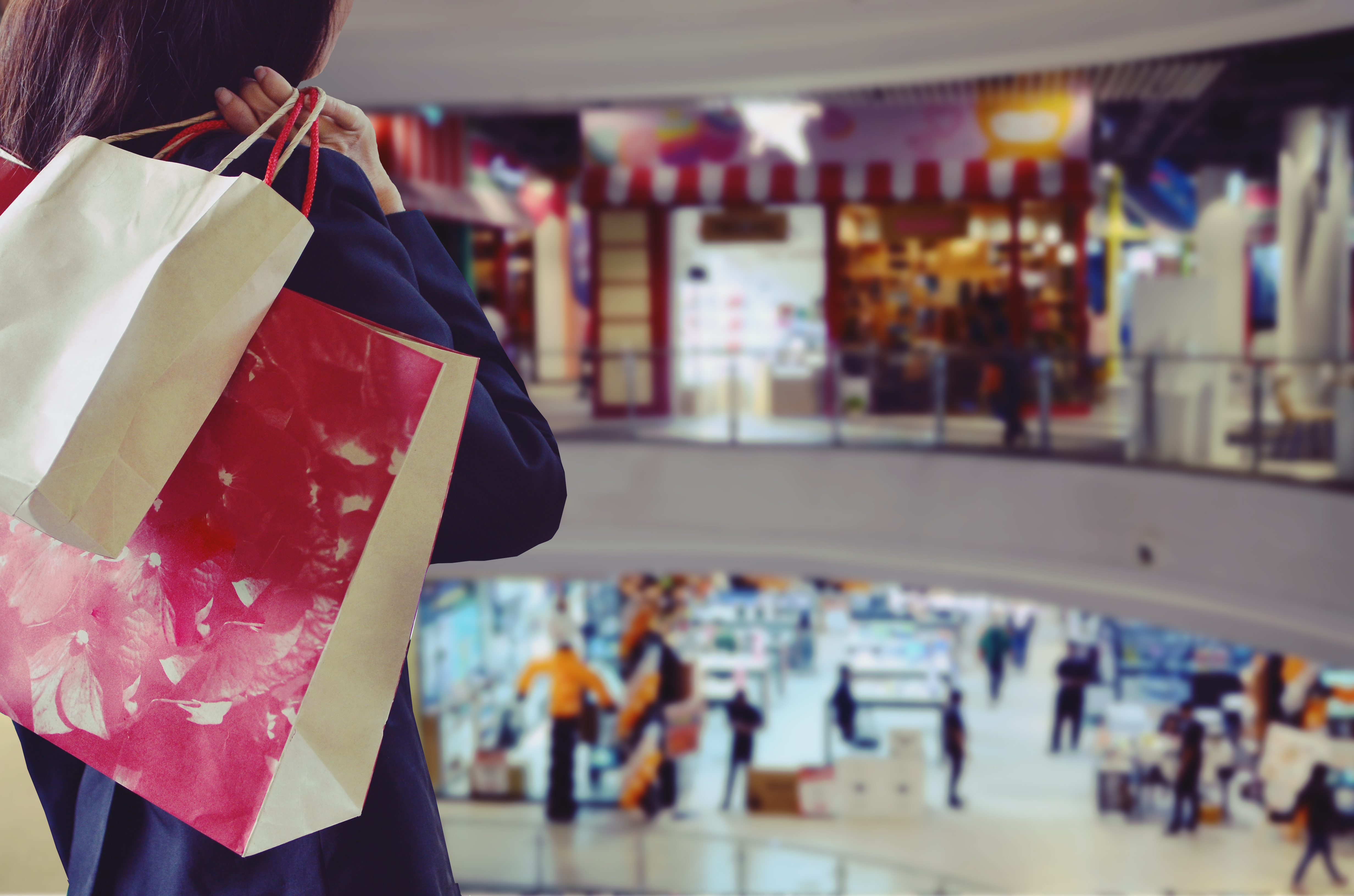 Une personne portant des sacs de cadeaux | Source : Shutterstock