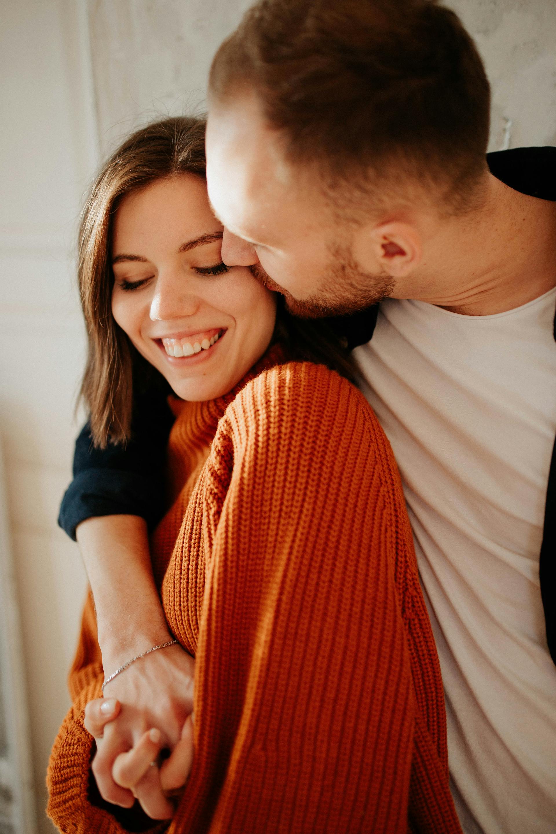 Un homme qui embrasse et enlace sa femme | Source : Pexels