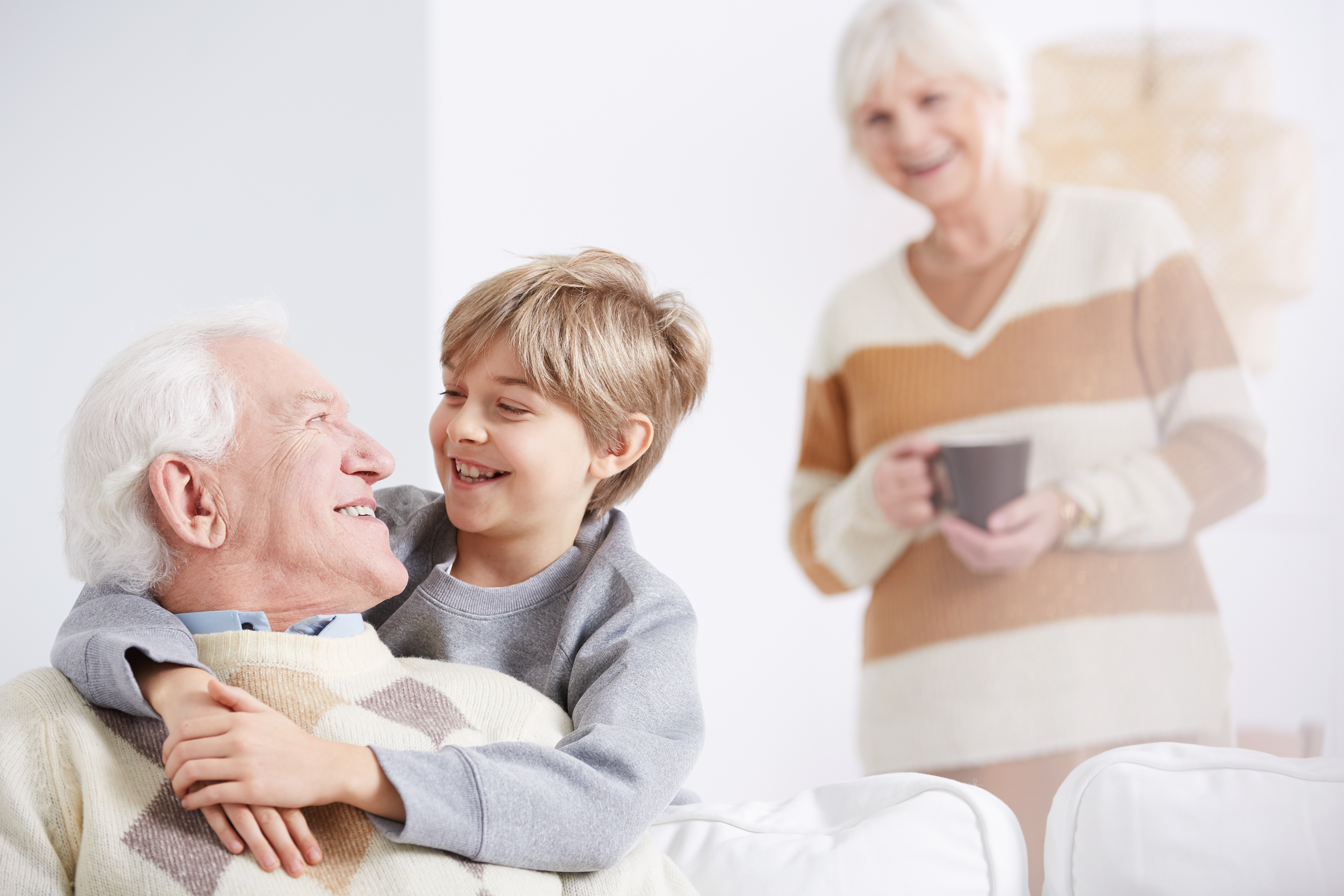 Les grands-parents avec leur petit-fils | Source : Shutterstock