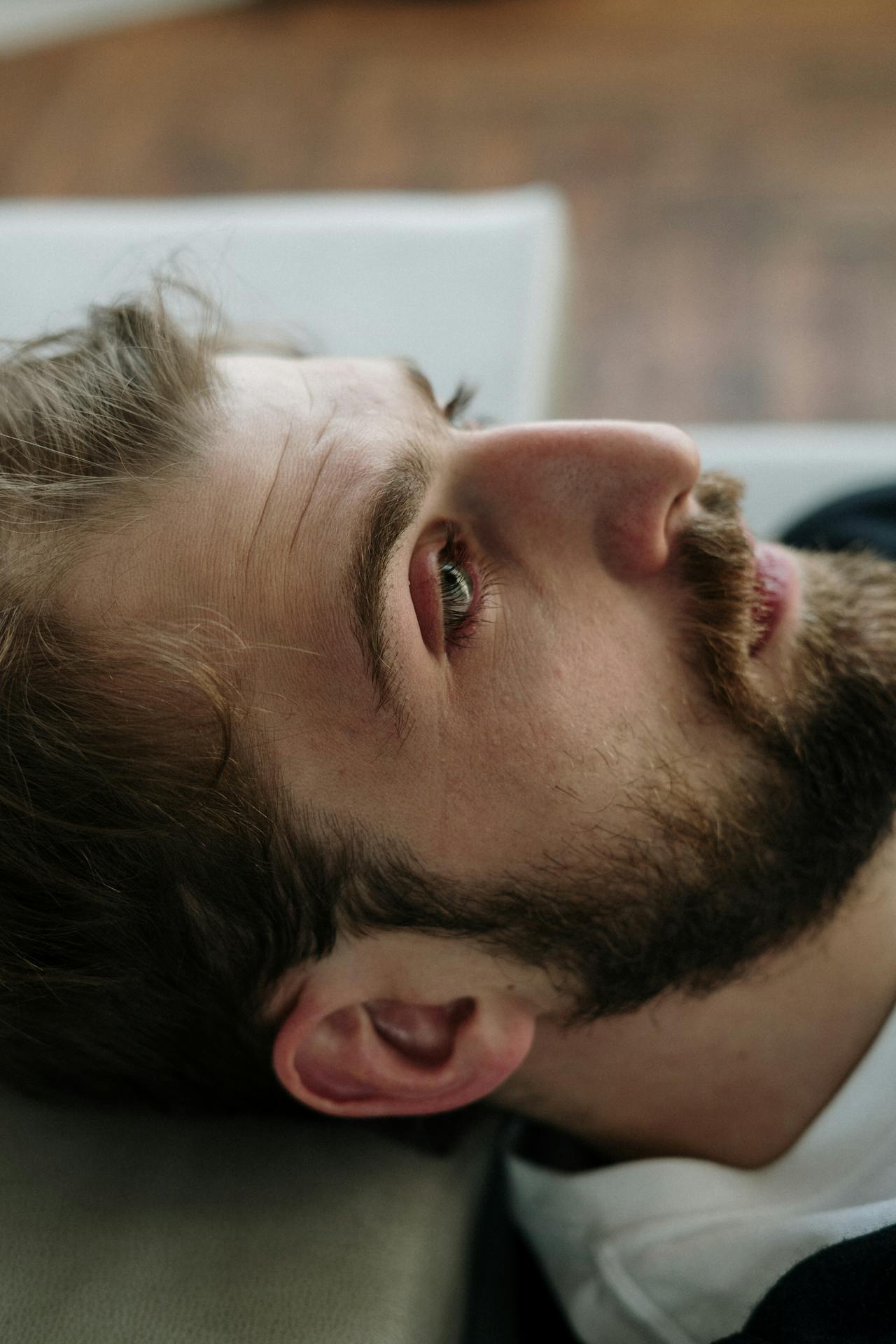 Un homme brisé qui regarde le plafond | Source : Pexels