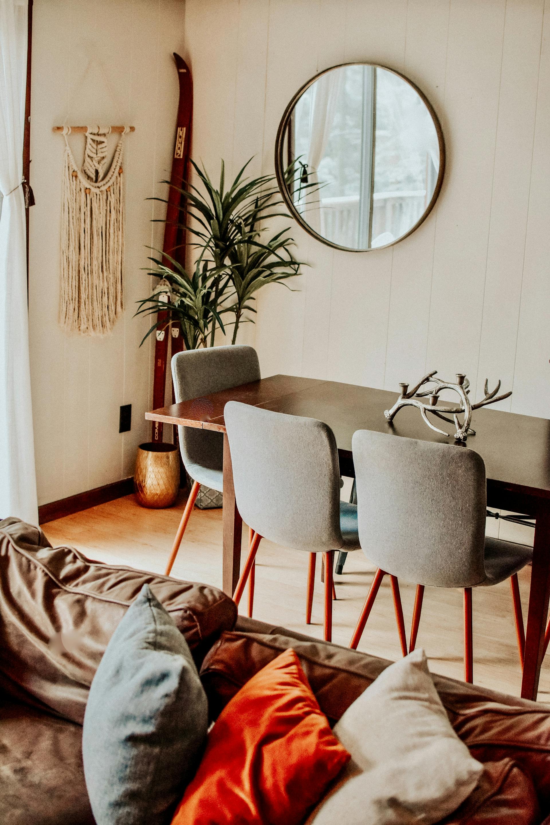 Chaises autour d'une table à manger | Source : Pexels