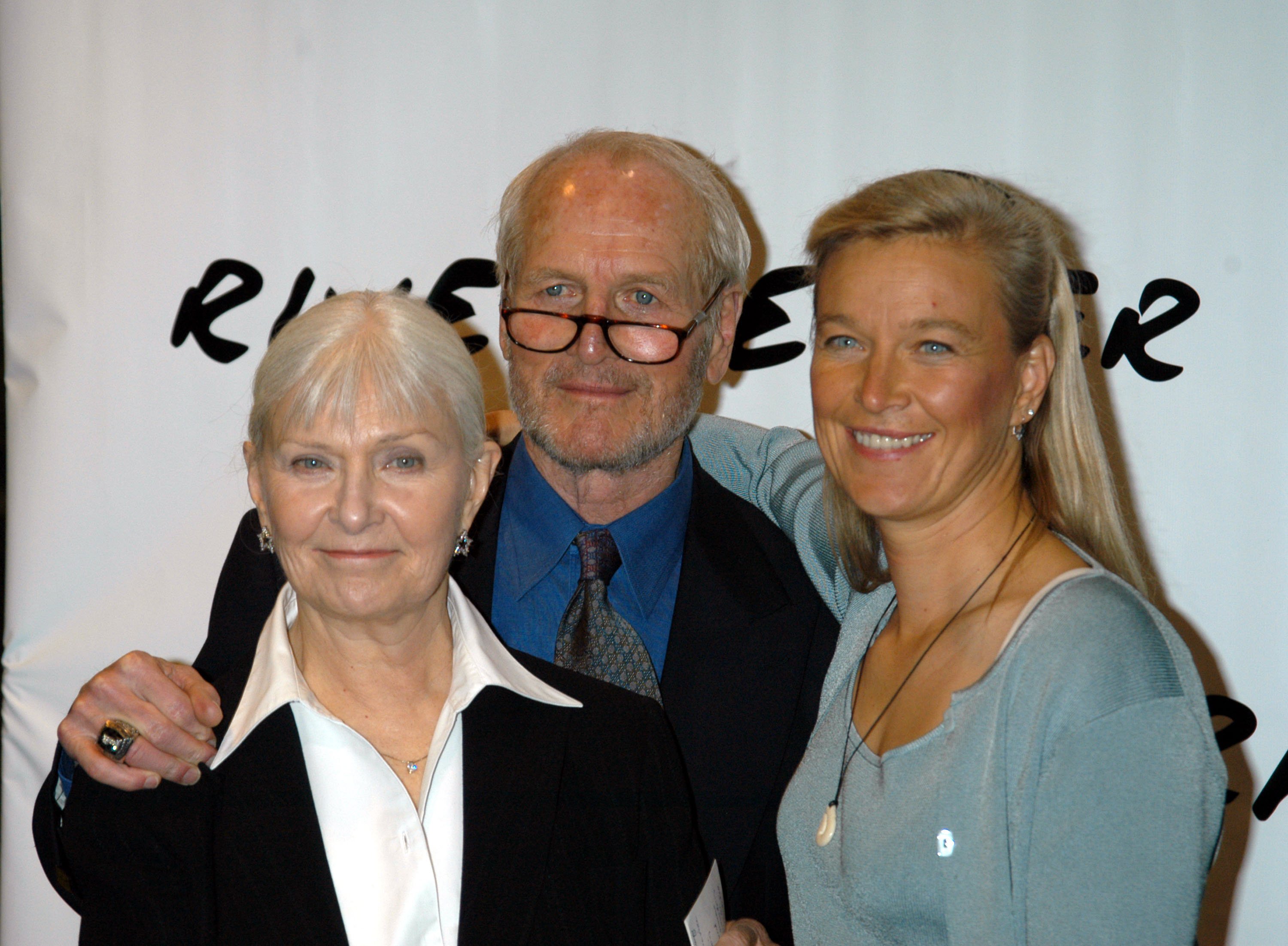 Paul Newman, Joanne Woodward et leur fille Nell Newman lors de la soirée de bienfaisance 2003 des Sentinelles, le 16 mai 2003 | Source : Getty Images