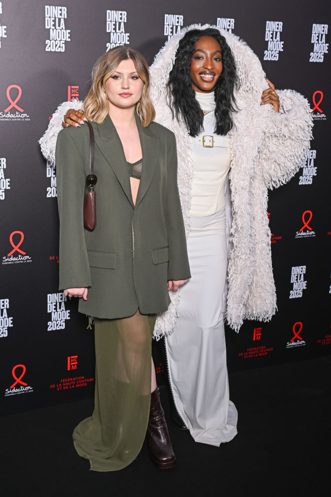 PARIS, FRANCE - 30 JANVIER : Marine Delplace et Ebony Cham Star Academy assistent au 22ème "Diner De La Mode" au profit de Sidaction dans le cadre de la semaine de la mode à Paris au Pavillon Vendôme le 30 janvier 2025 à Paris, France. (Photo Stephane Cardinale - Corbis/Corbis via Getty Images)