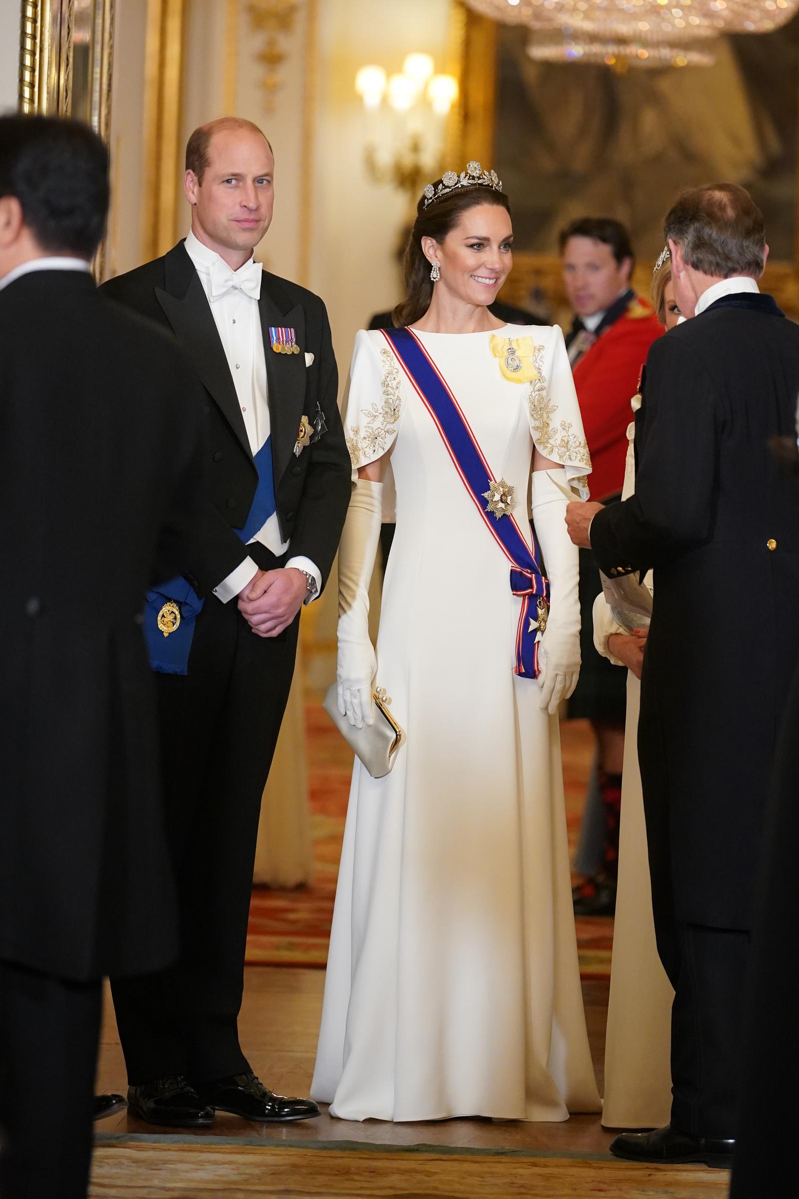 Le prince William, prince de Galles, et Catherine, princesse de Galles, arrivent pour un banquet d'État au palais de Buckingham, dans le centre de Londres, le 21 novembre 2023, pour le président sud-coréen Yoon Suk Yeol et son épouse Kim Keon Hee, au premier jour d'une visite d'État de trois jours au Royaume-Uni. | Source : Getty Images