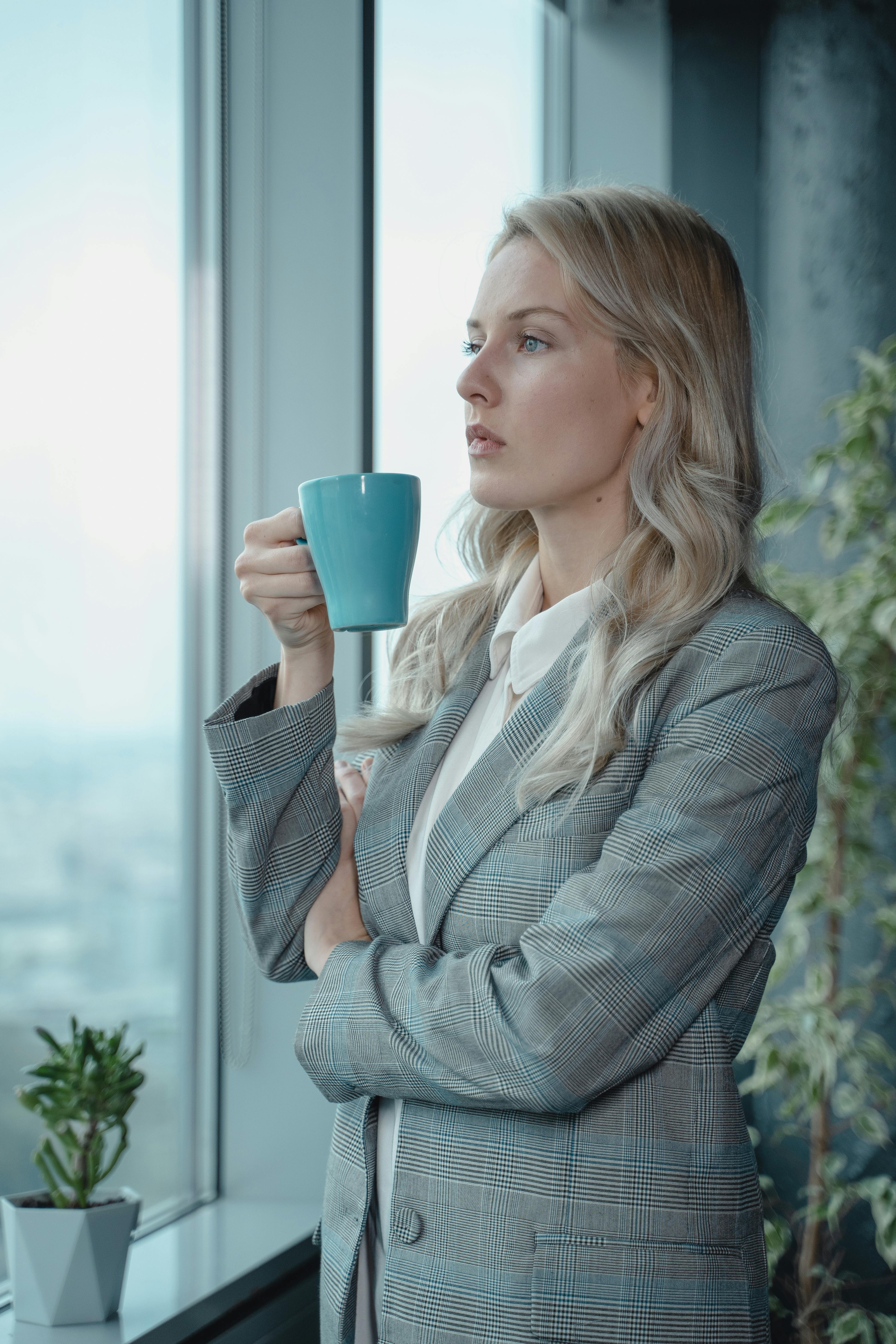Une femme plongée dans ses pensées | Source : Pexels