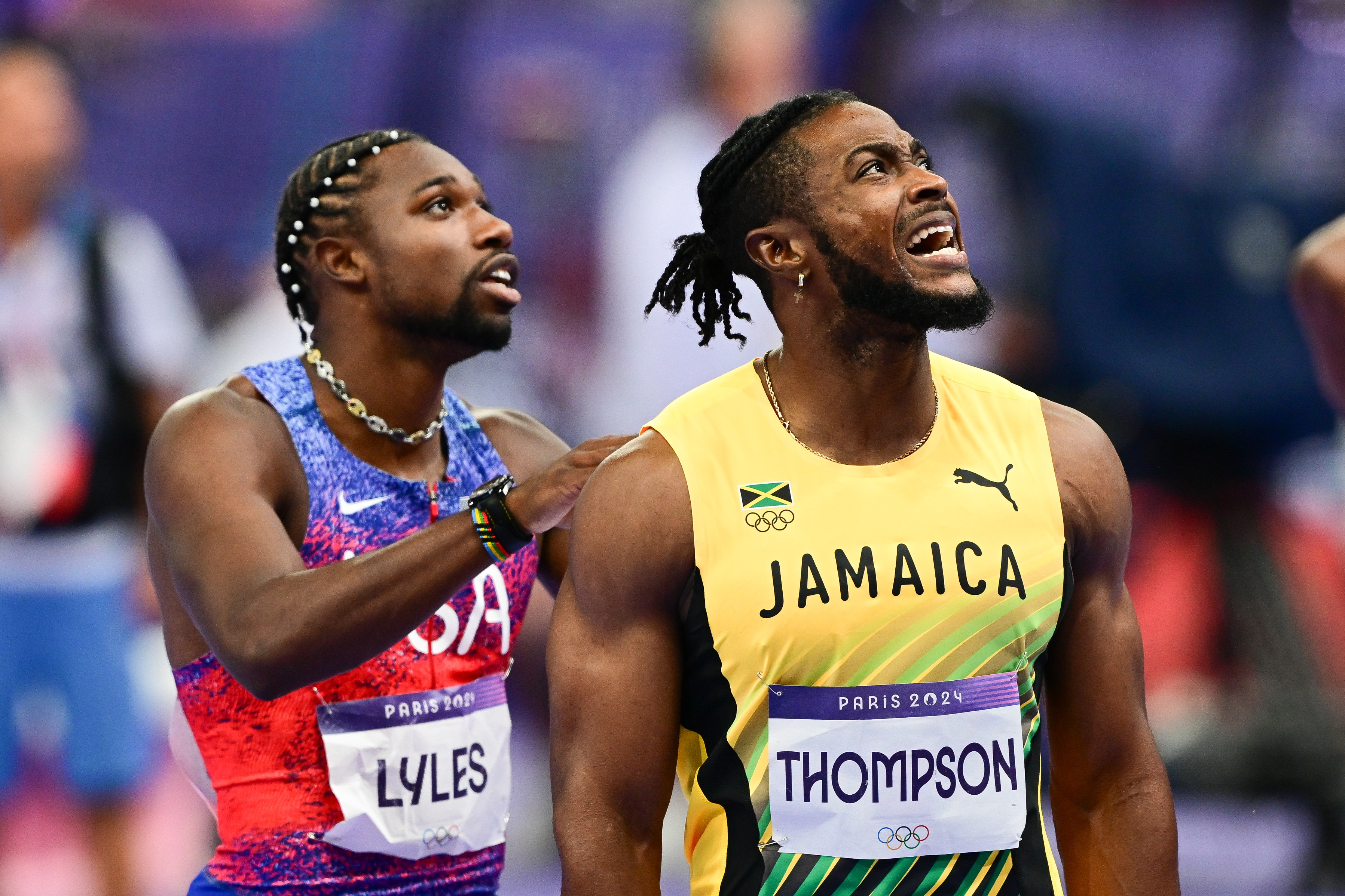 Noah Lyles et Kishane Thompson attendent les résultats de la compétition lors de la finale du 100 m masculin de l'épreuve d'athlétisme des Jeux olympiques de Paris 2024 à Saint-Denis, Paris, le 4 août 2024. | Source : Getty Images