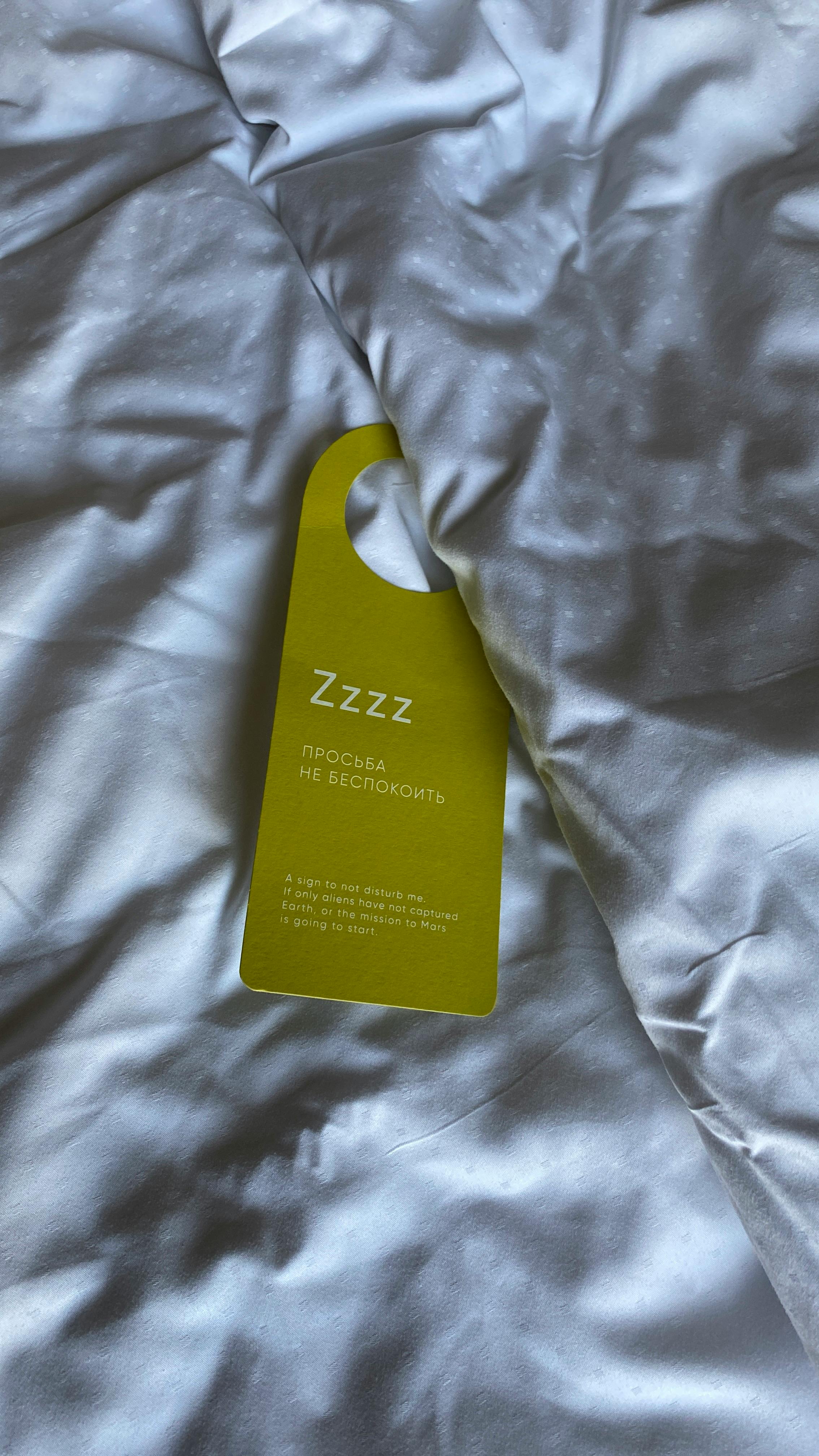 Carte-clé d'un hôtel placée sur le lit | Source : Pexels