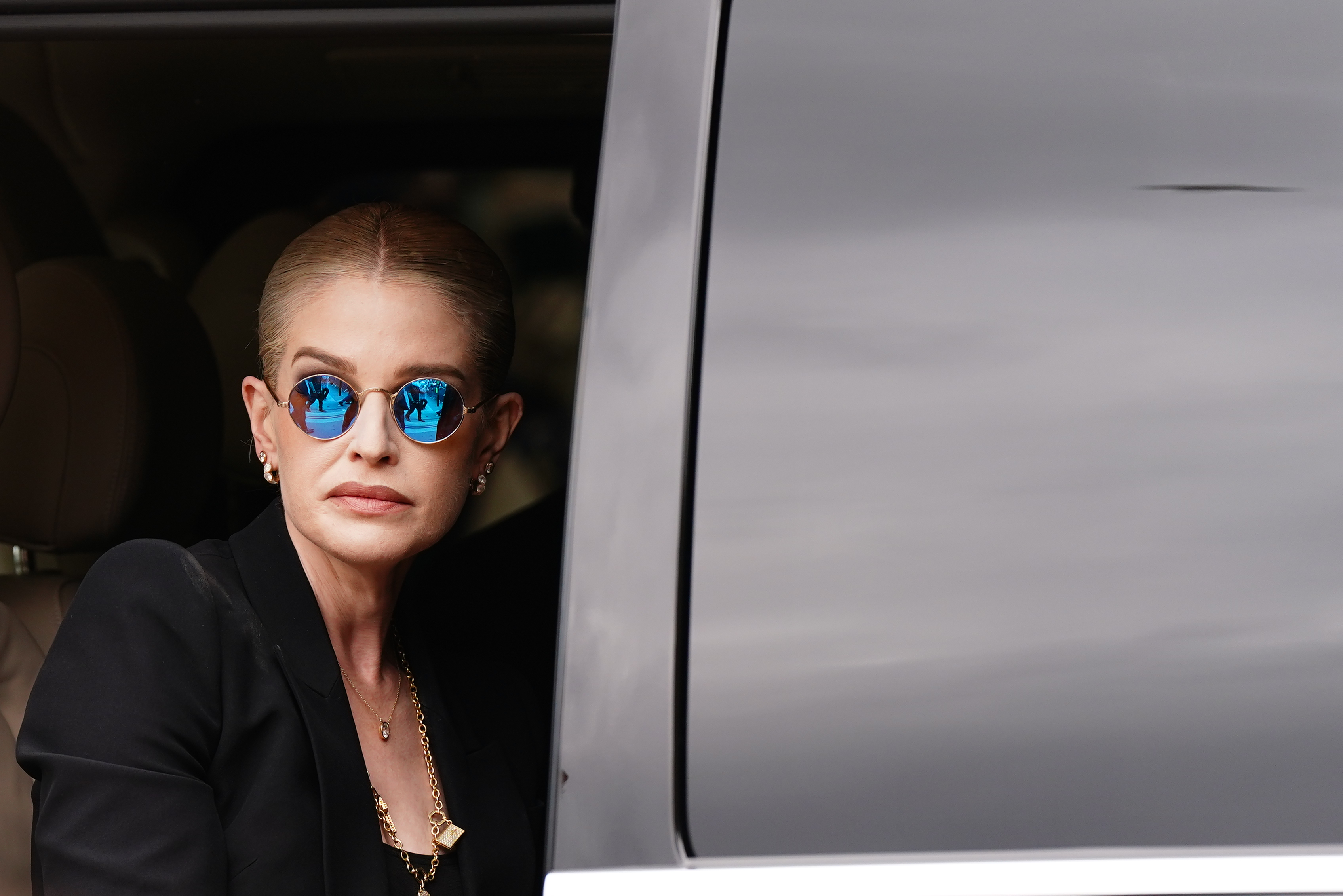 Kelly Osbourne part après avoir déposé des fleurs et consulté les messages et les hommages floraux laissés sur le banc du pont Black Sabbath sur Broad Street à Birmingham en mémoire du frontman de Black Sabbath, Ozzy Osbourne, le mercredi 30 juillet 2025. | Source : Getty Images
