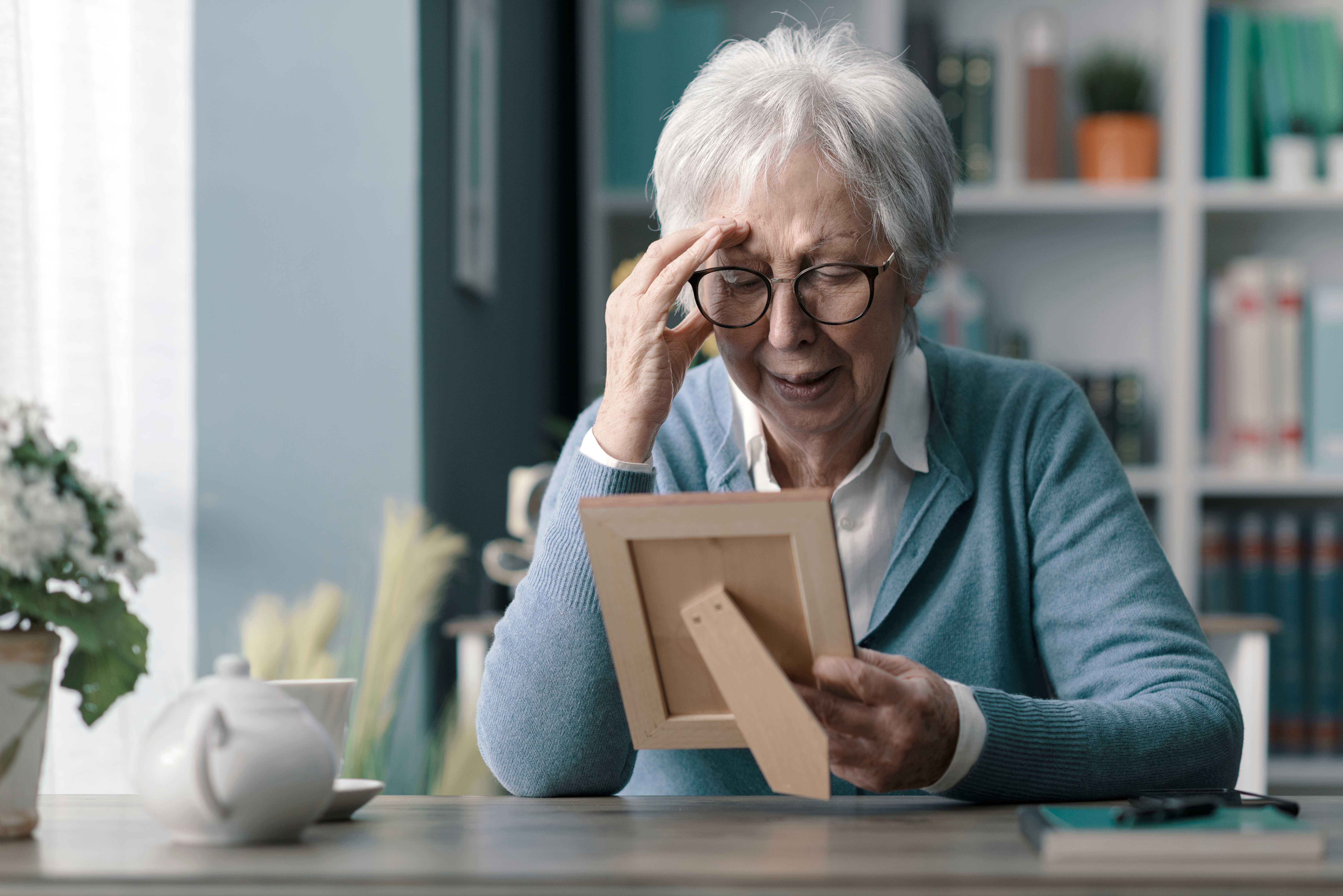 Une femme âgée regarde une photo | Source : Shutterstock