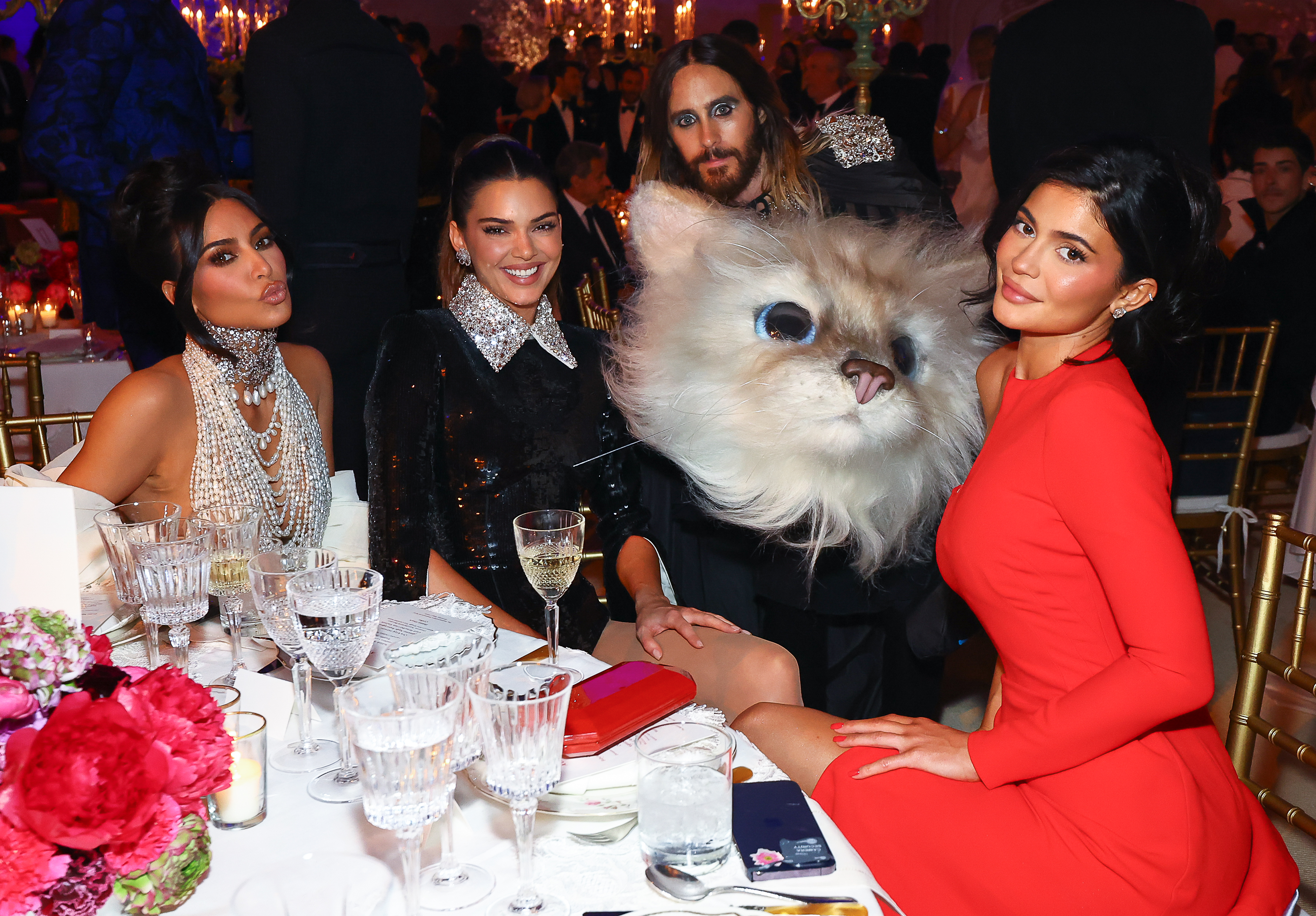 Kim Kardashian, Kendall Jenner, Jared Leto et Kylie Jenner assistent au gala du Met célébrant "Karl Lagerfeld : A Line Of Beauty" au Metropolitan Museum of Art à New York, le 1er mai 2023. | Source : Getty Images