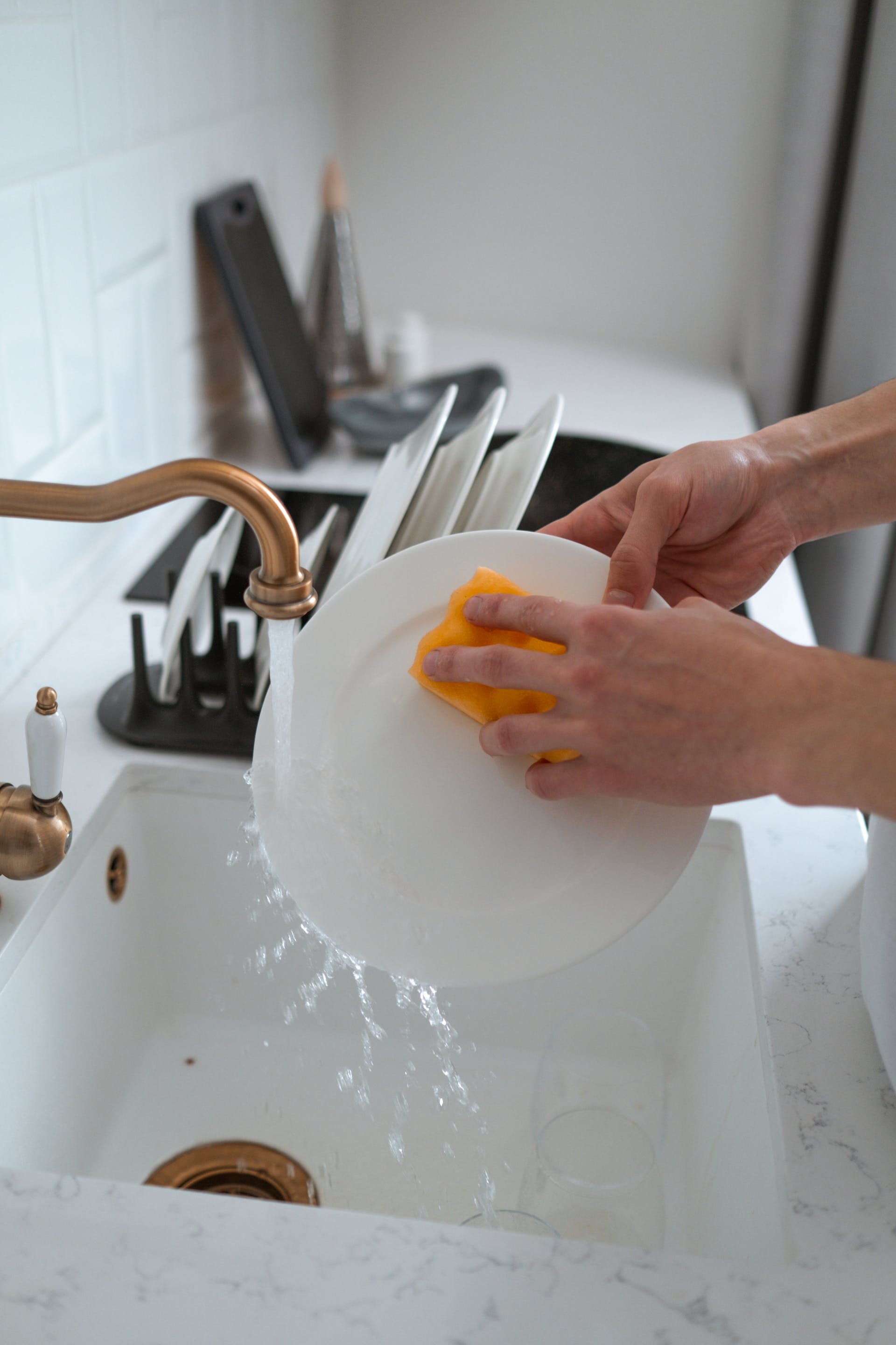 Personne faisant la vaisselle | Source : Pexels