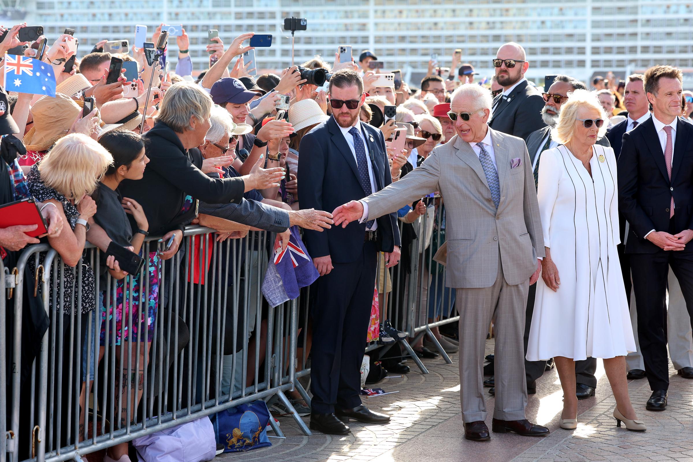 Le roi Charles III salue un spectateur lors de son arrivée à l'opéra de Sydney, le 22 octobre 2024, à Sydney, en Australie. | Source : Getty Images