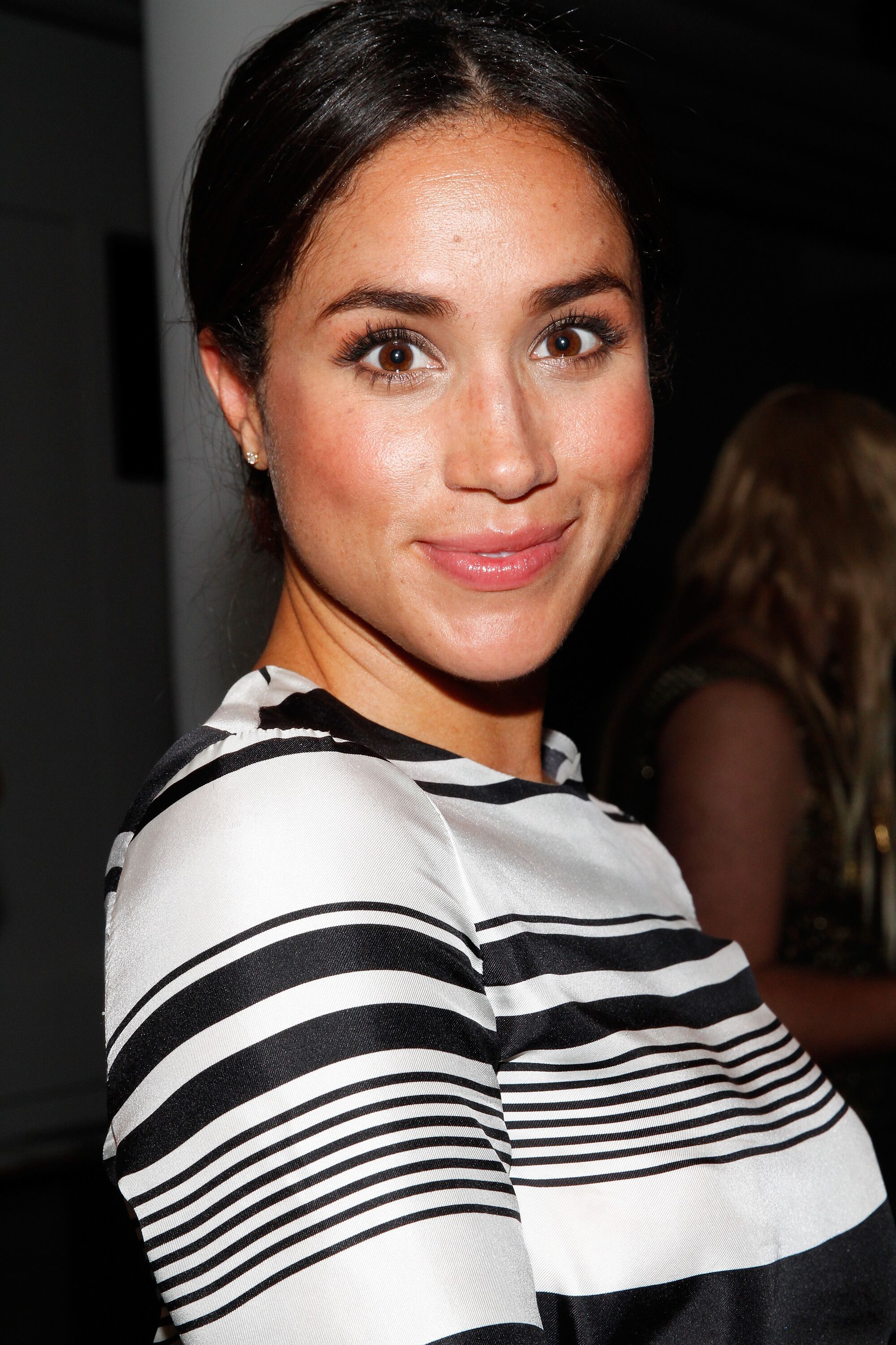 Meghan Markle assiste au défilé Peter Som lors de la Mercedes-Benz Fashion Week Spring 2015 au Milk Studios le 5 septembre 2014 à New York. | Photo : Getty Images