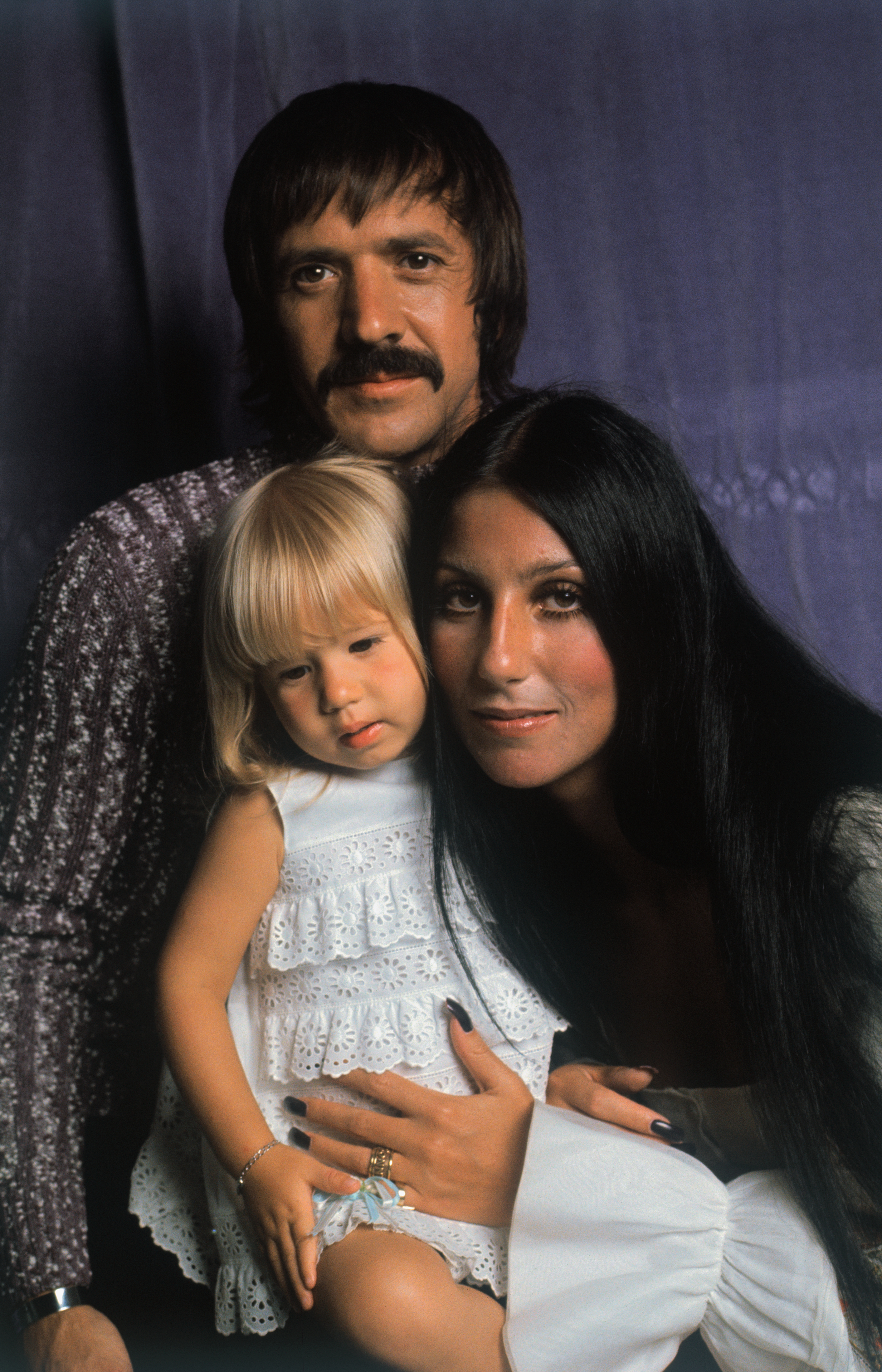 Sonny et Cher avec Chastity Bono en 1971. | Source : Getty Images