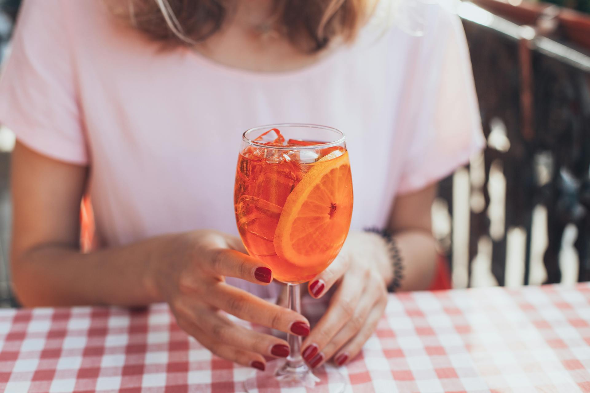 Une femme assise à une table | Source : Pexels