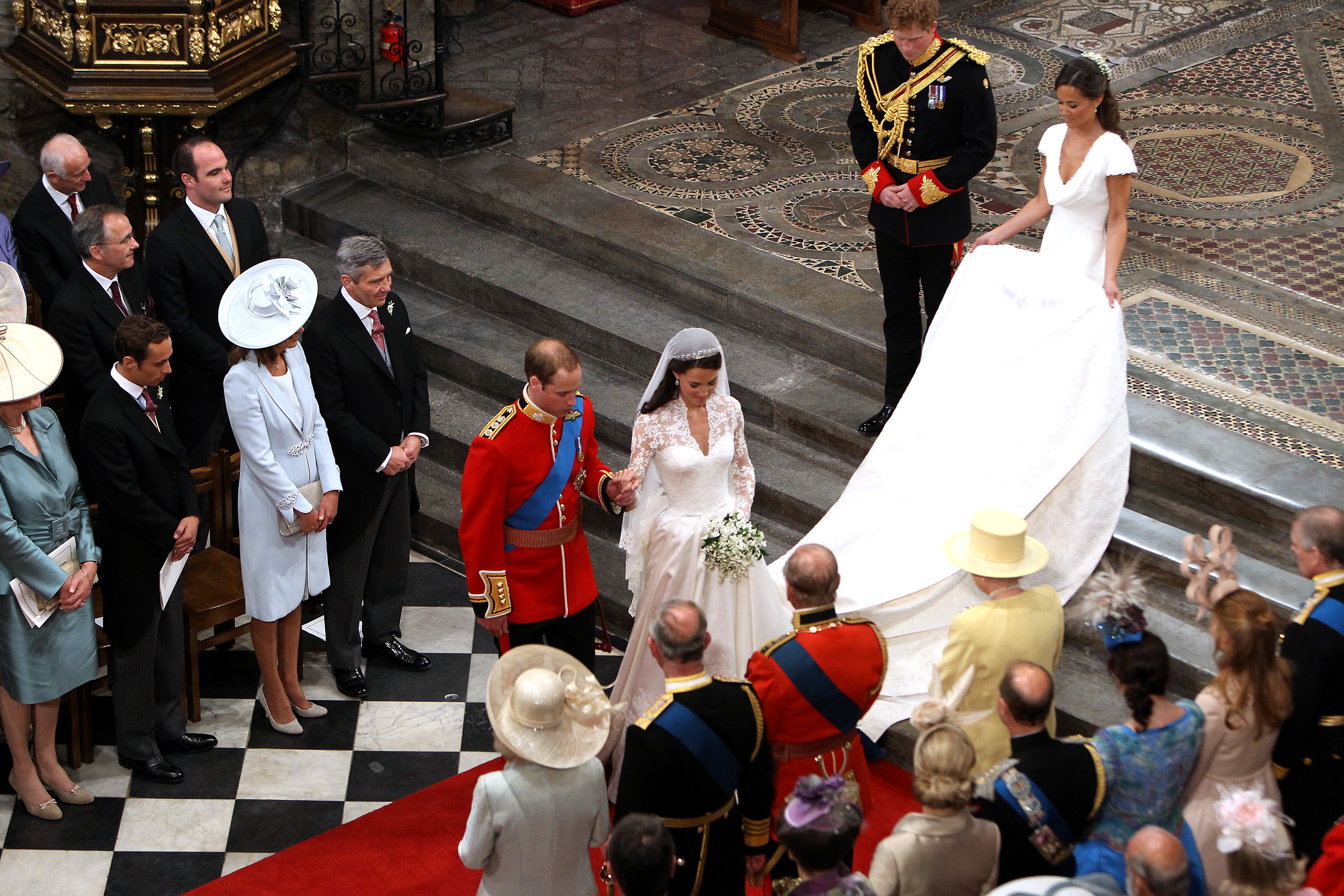 Le prince William et Catherine Middleton s'inclinent devant la reine Élisabeth II à l'issue de leur cérémonie de mariage, le 29 avril 2011 à Londres, en Angleterre. | Source : Getty Images