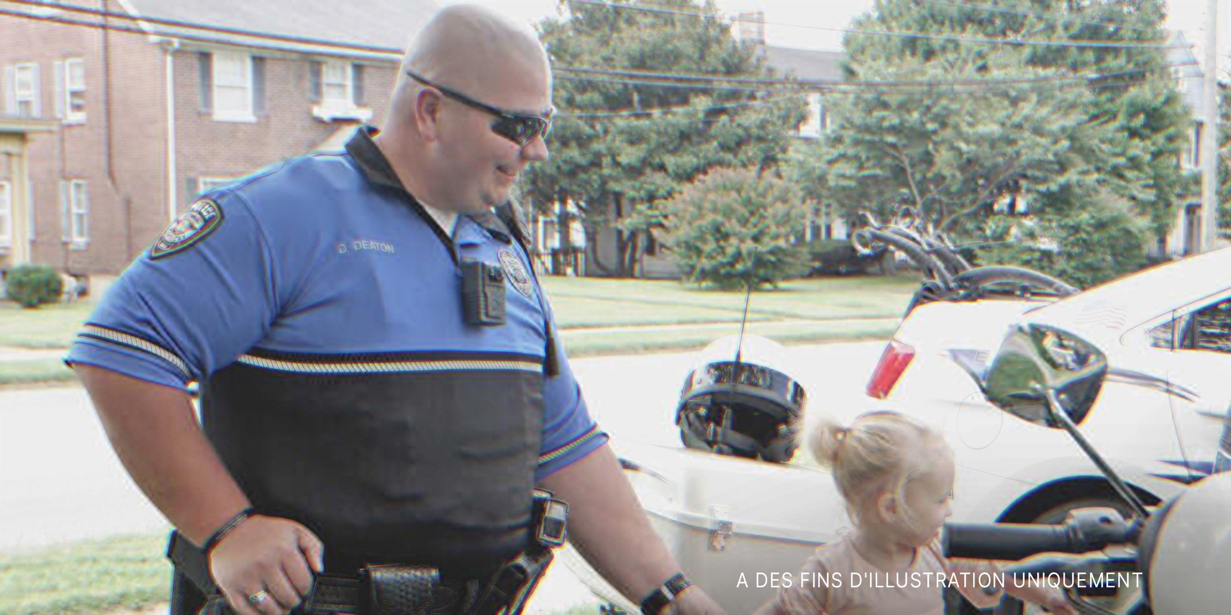 Agent de police avec un enfant | Source : Shutterstock