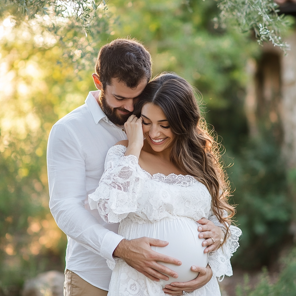 Une femme enceinte et son mari qui la serre dans ses bras par derrière | Source : Midjourney