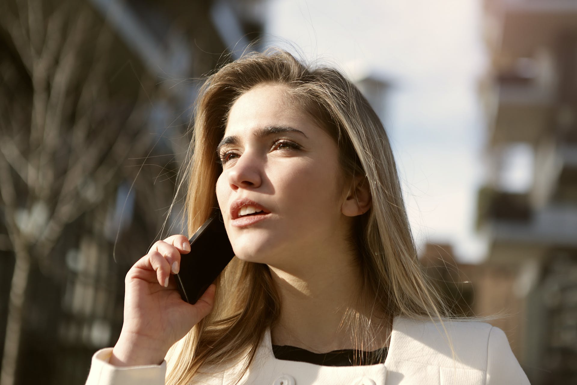 Une femme qui parle au téléphone | Source : Pexels