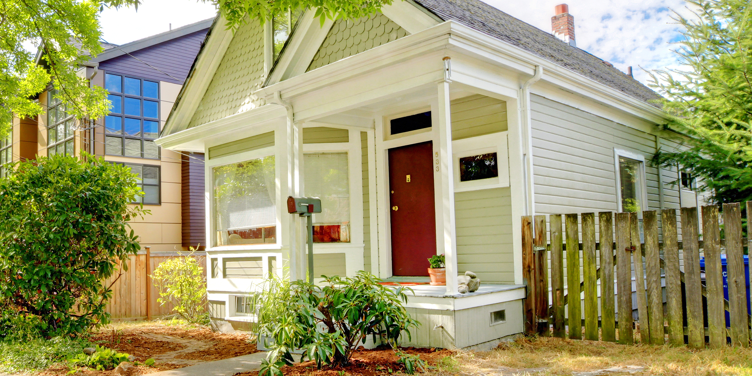 Une modeste maison de banlieue | Source : Shutterstock