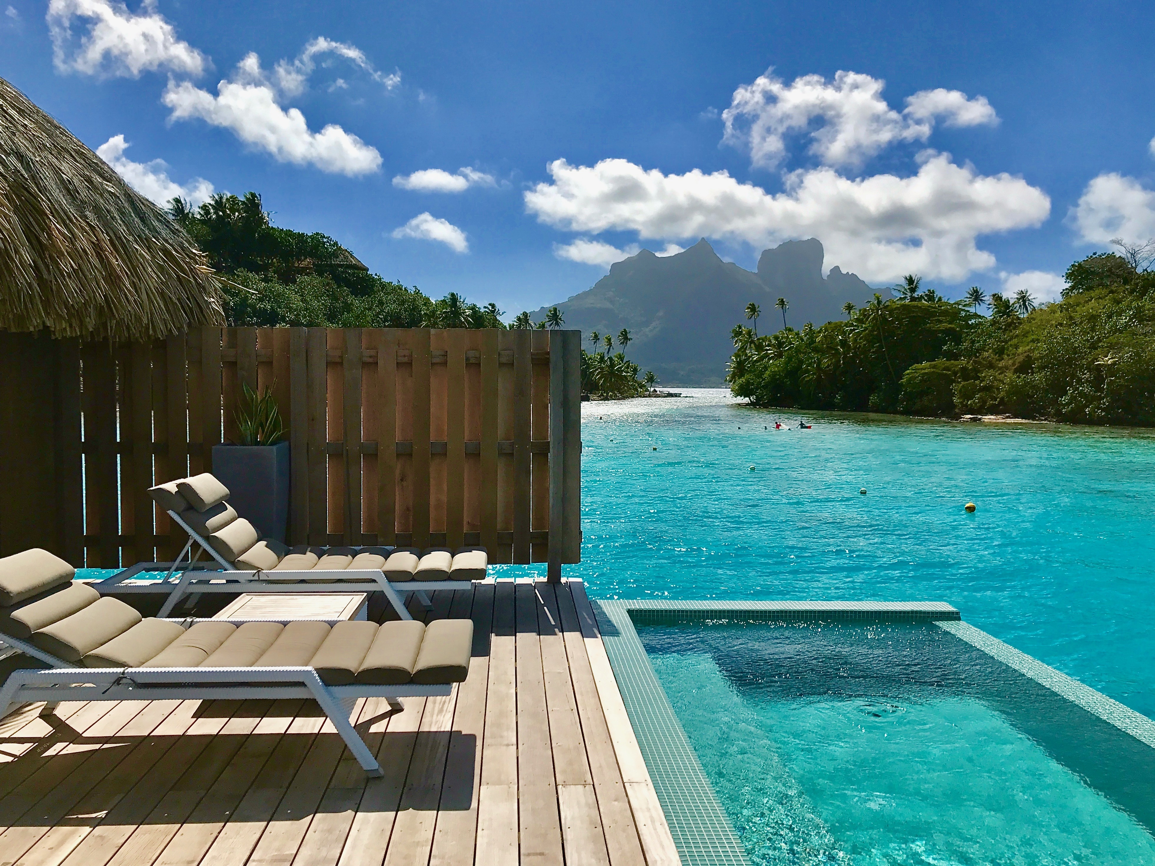 Une terrasse ensoleillée avec une piscine donnant sur la plage | Source : Shutterstock