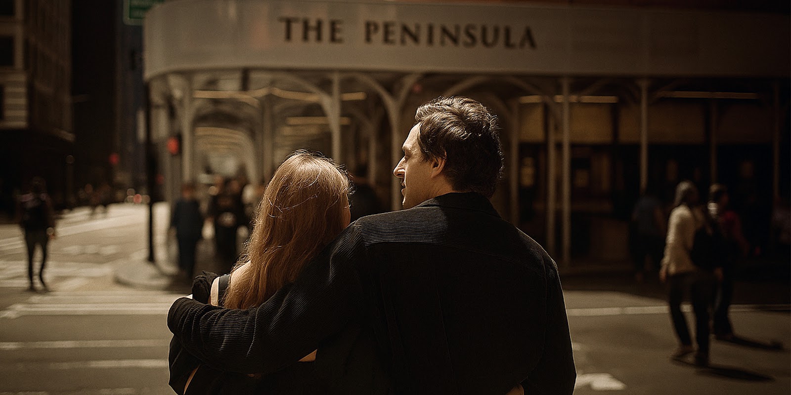 Couple en train de marcher. | Source : Sora