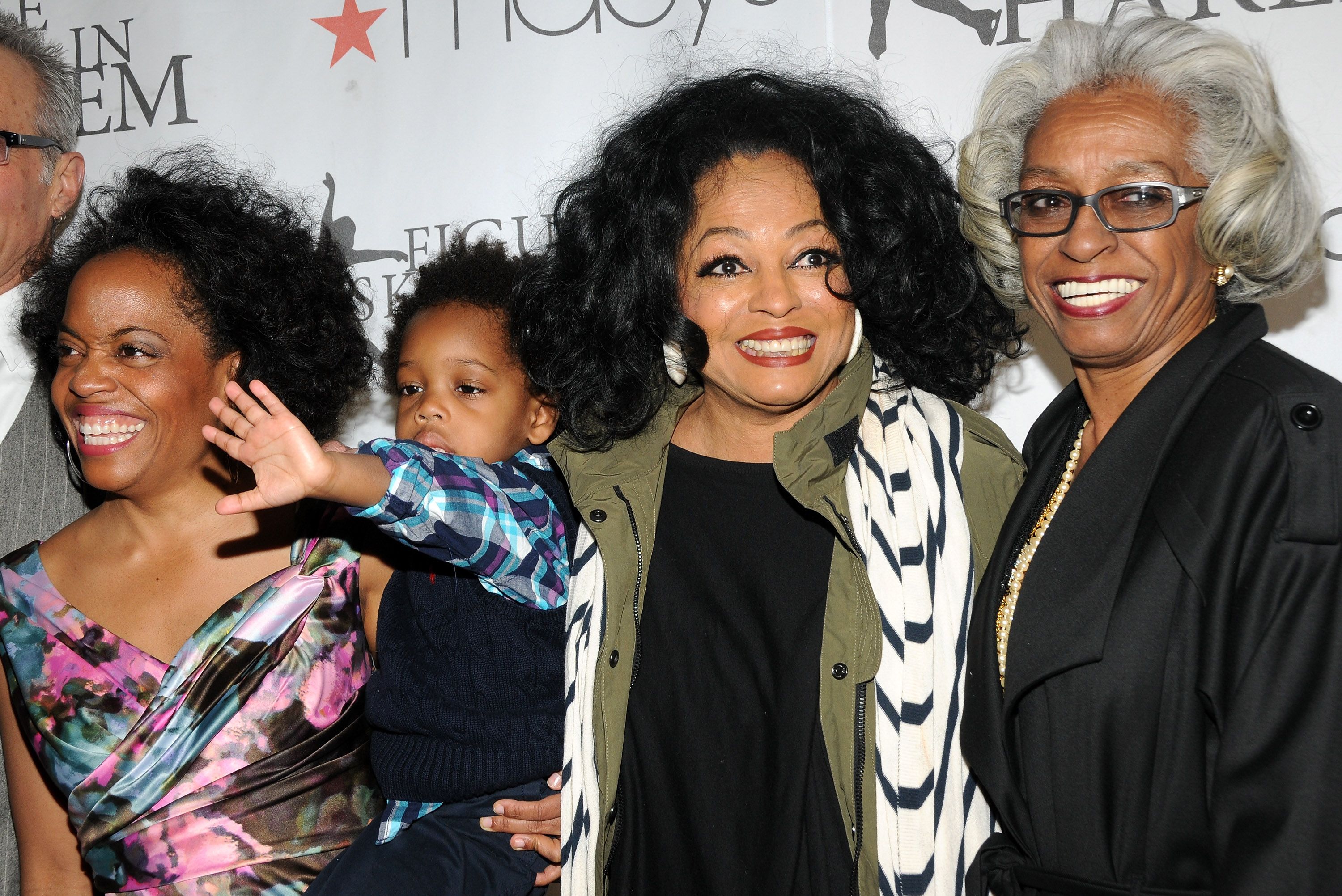 Rhonda Ross, Raif-Henok Emmanuel Kendrick, Diana Ross et le Dr Barbara Ross-Lee assistent au gala de Patinage avec les Stars 2012 à la patinoire Wollman - Central Park le 2 avril 2012 à New York. | Source : Getty Images