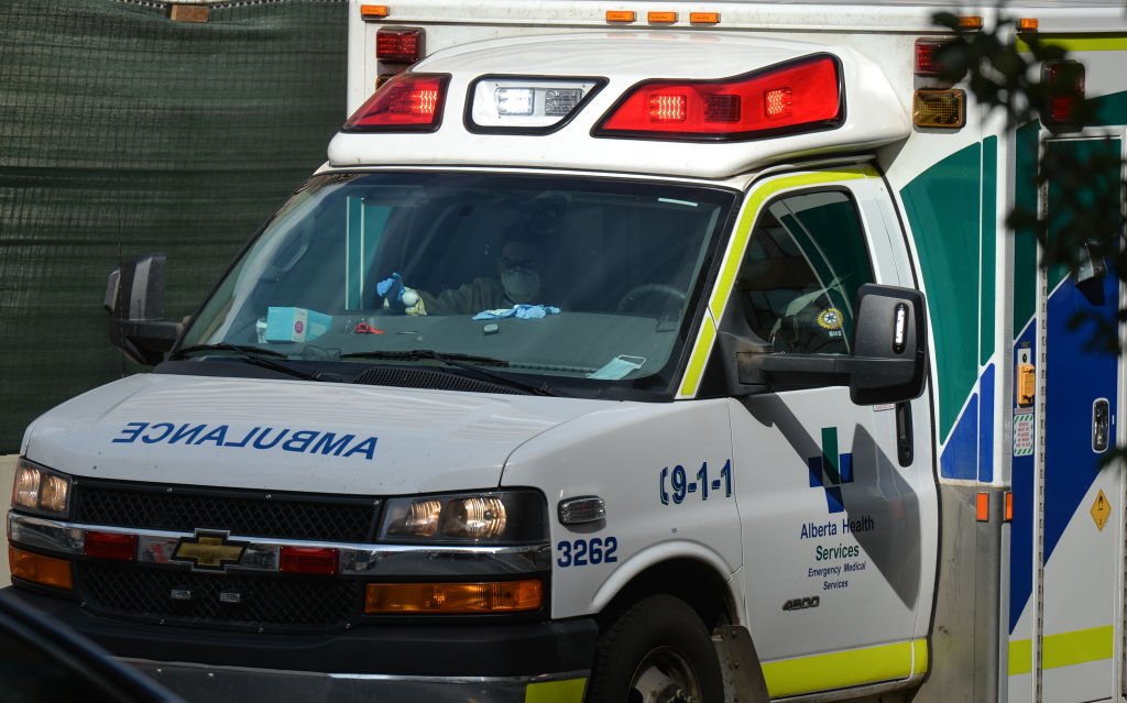 Une ambulance vue dans le centre-ville d'Edmonton. Jeudi 26 août 2021, à Edmonton, Alberta, Canada. |Photo : Getty Images