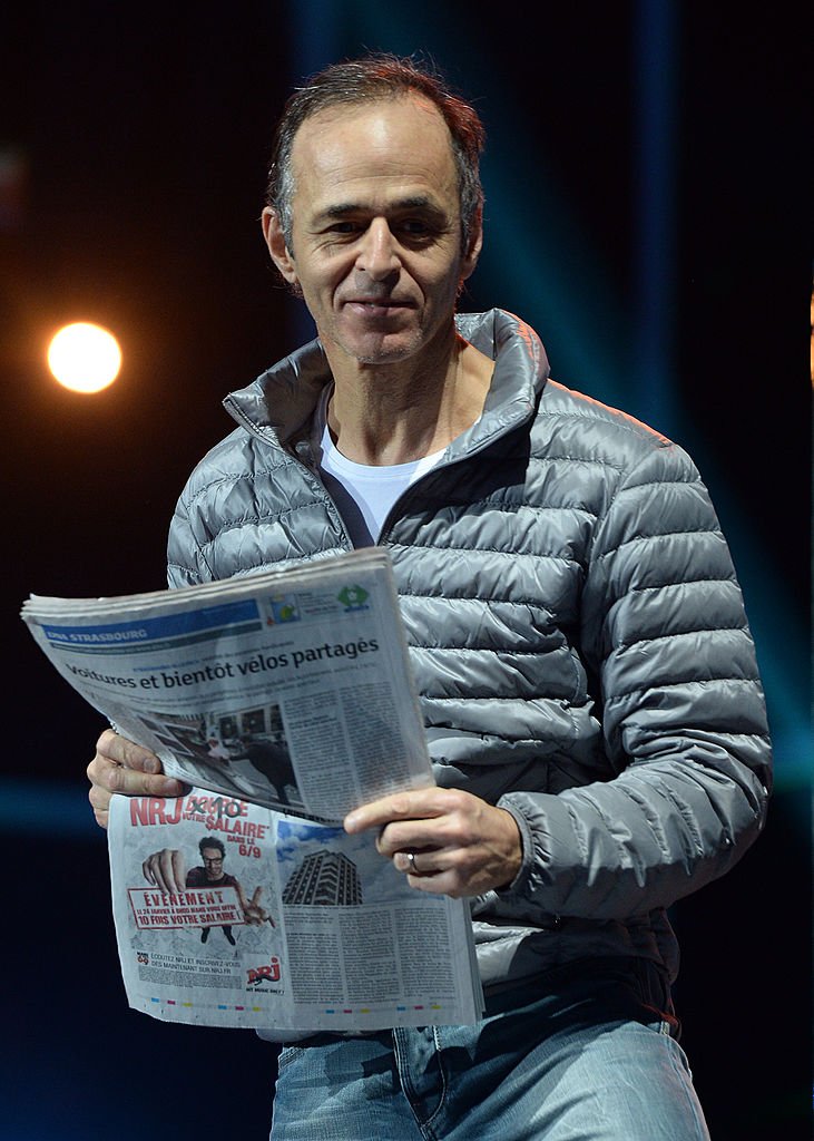 Le chanteur français Jean-Jacques Goldman se produit lors de l'émission musicale télévisée "Les Enfoires", le 15 janvier 2014 à Strasbourg, dans l'est de la France. | Photo : Getty Images