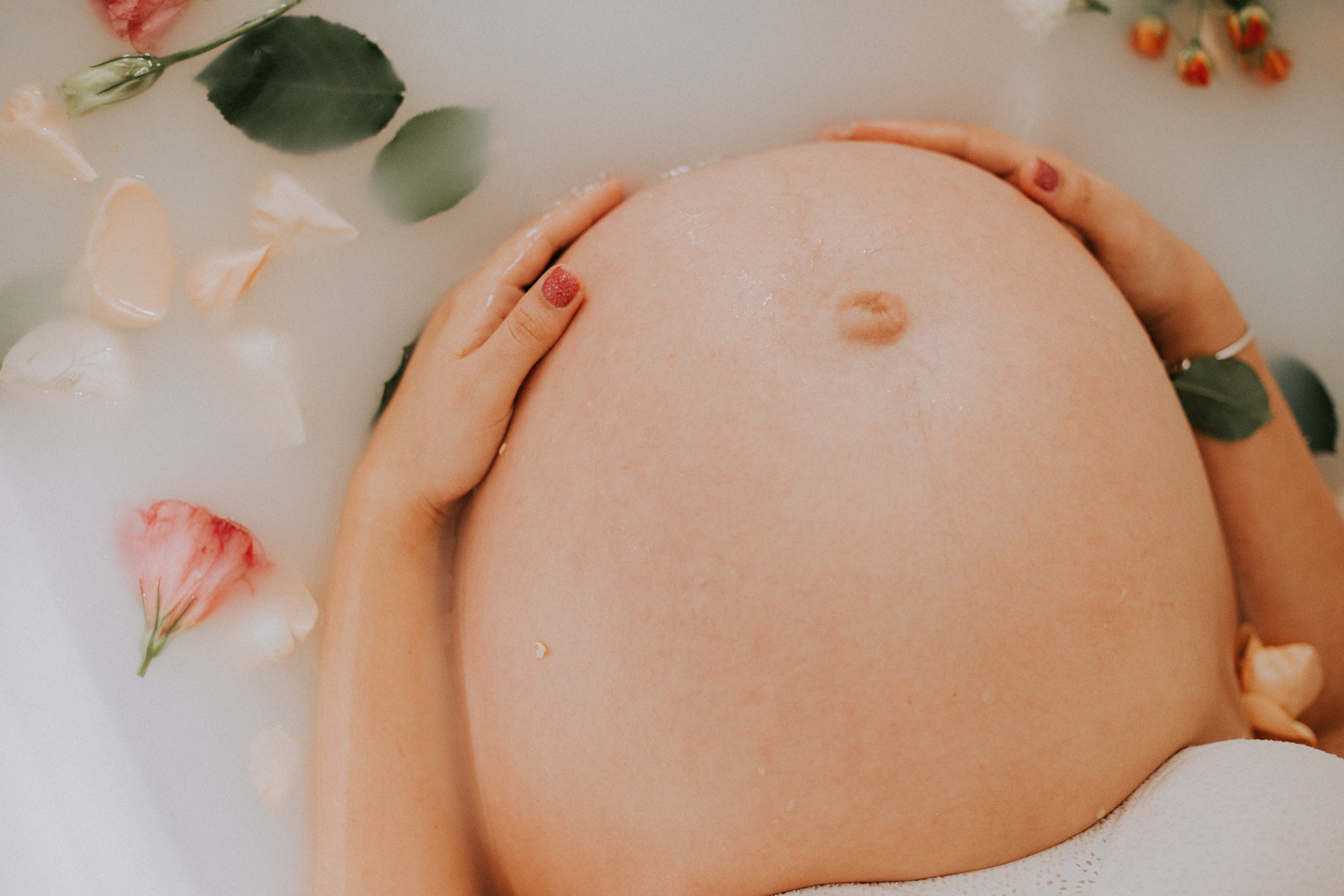 Un ventre rond de femme enceinte | Source : Pexels