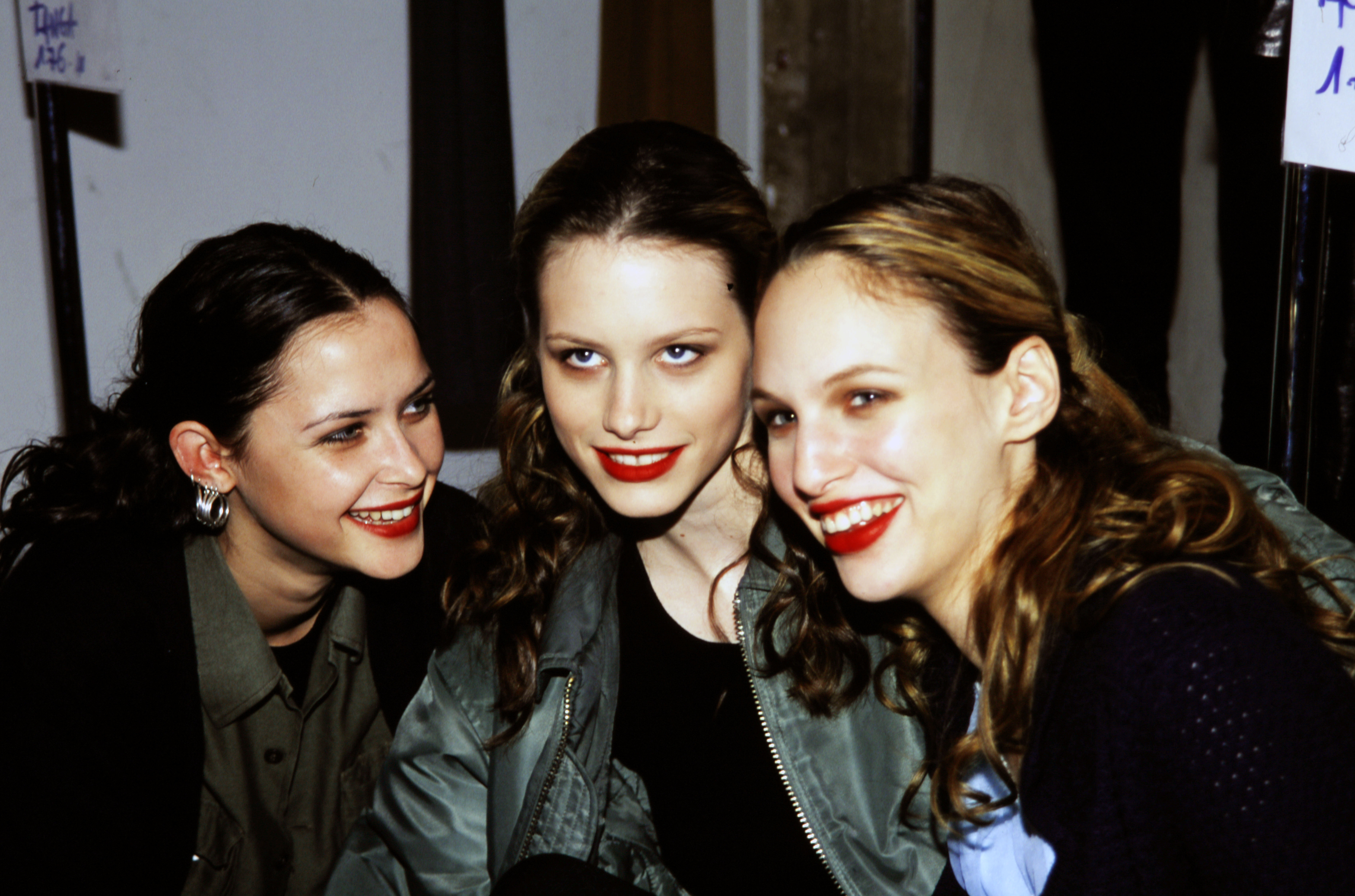 Georgina Cooper (au centre) pose avec d'autres mannequins, montrant son édentement, lors du défilé Cerruti Fall 1997 "Ready to Wear" le 15 mars 1997 | Source : Getty Images