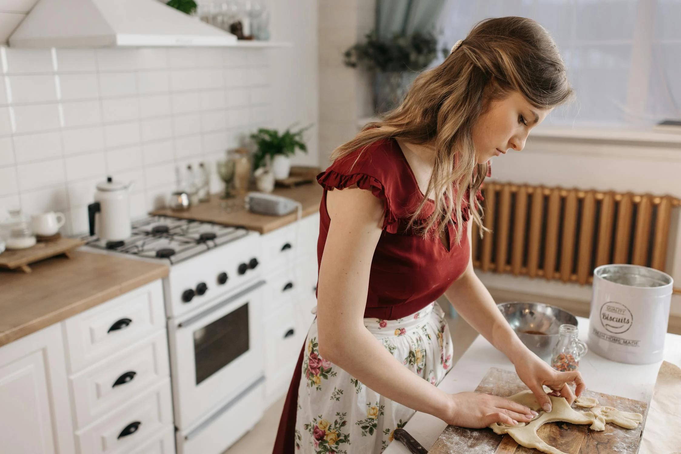 Une femme en train de faire de la pâtisserie | Source : Pexels