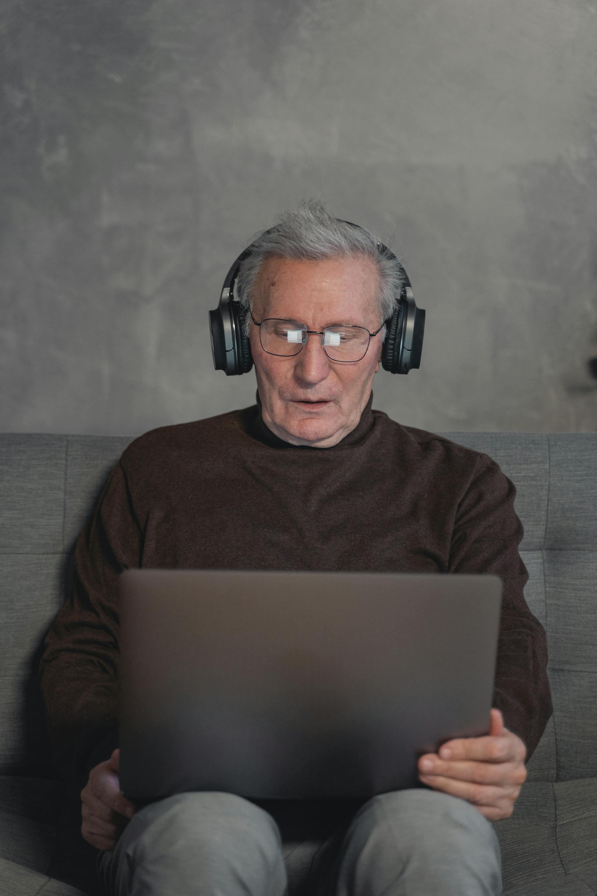 Un homme âgé utilisant un ordinateur portable | Source : Pexels