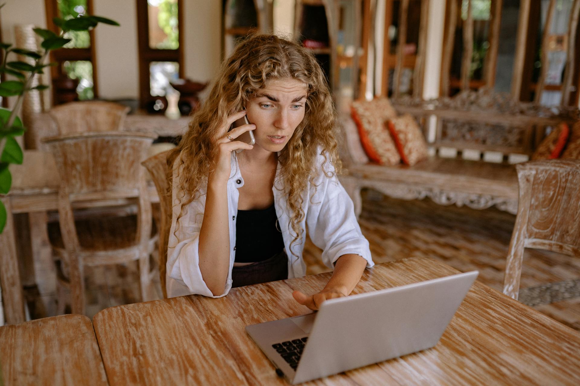 Jeune femme anxieuse parlant au téléphone | Source : Pexels