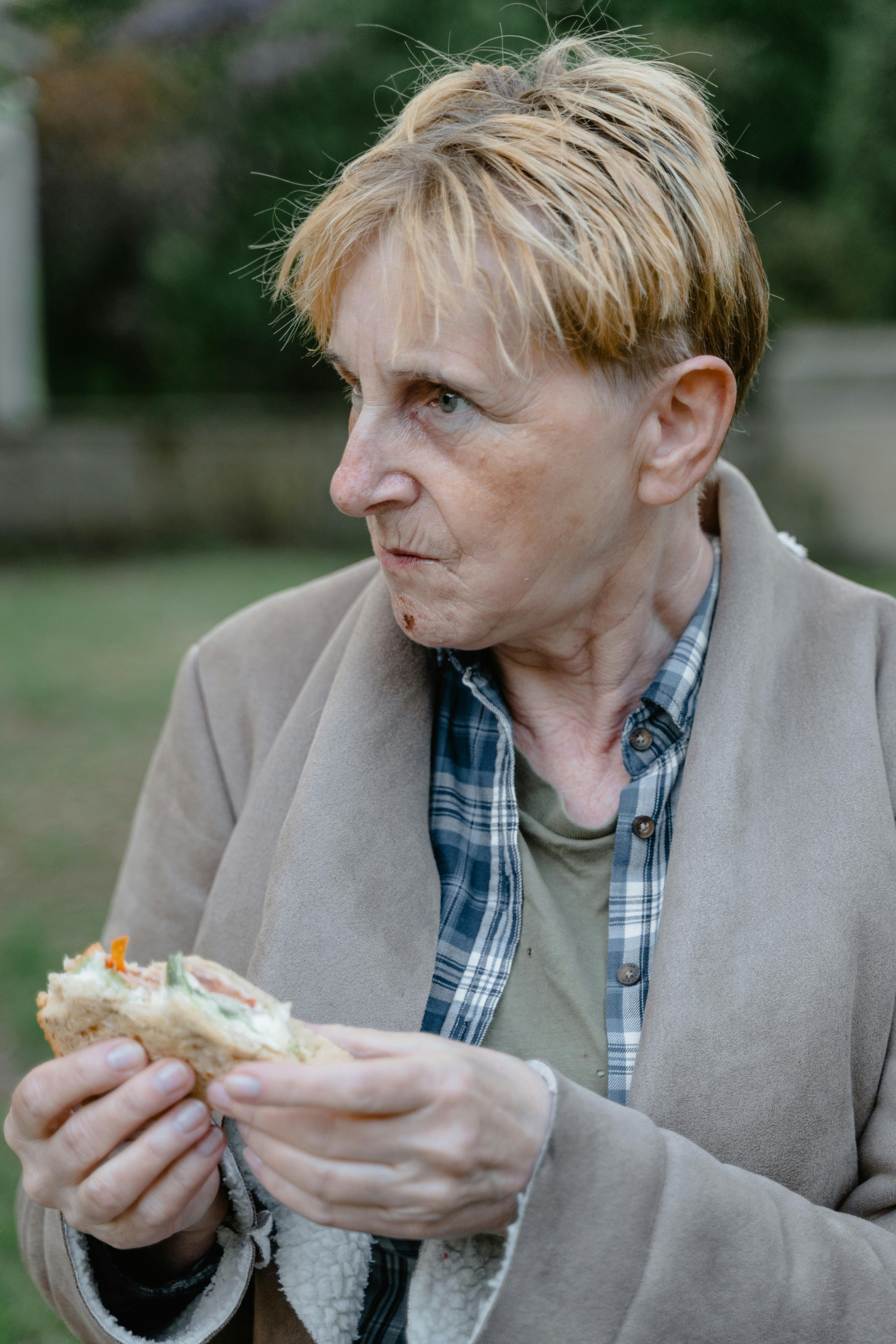 Une femme mangeant un sandwich | Source : Pexels