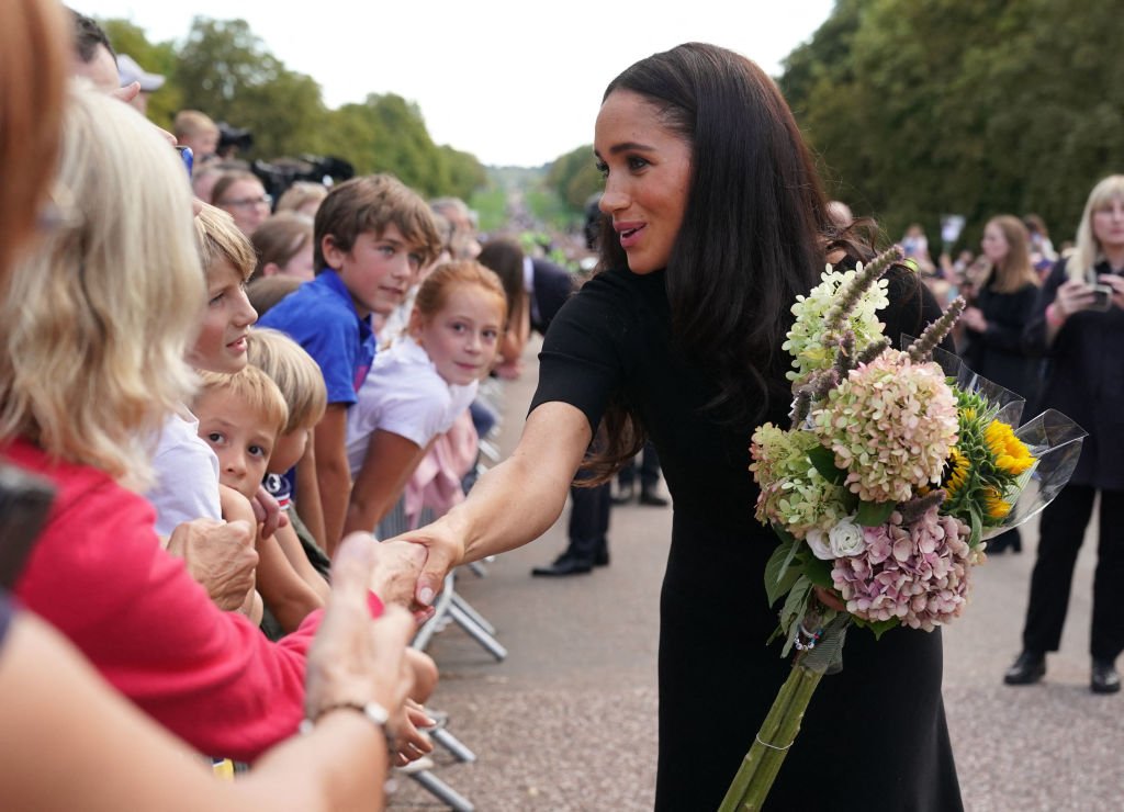 Meghan, duchesse de Sussex discute avec des sympathisants lors de la longue promenade au château de Windsor le 10 septembre 2022, deux jours après la mort de la reine Elizabeth II de Grande-Bretagne à l'âge de 96 ans. | Photo : Getty Images