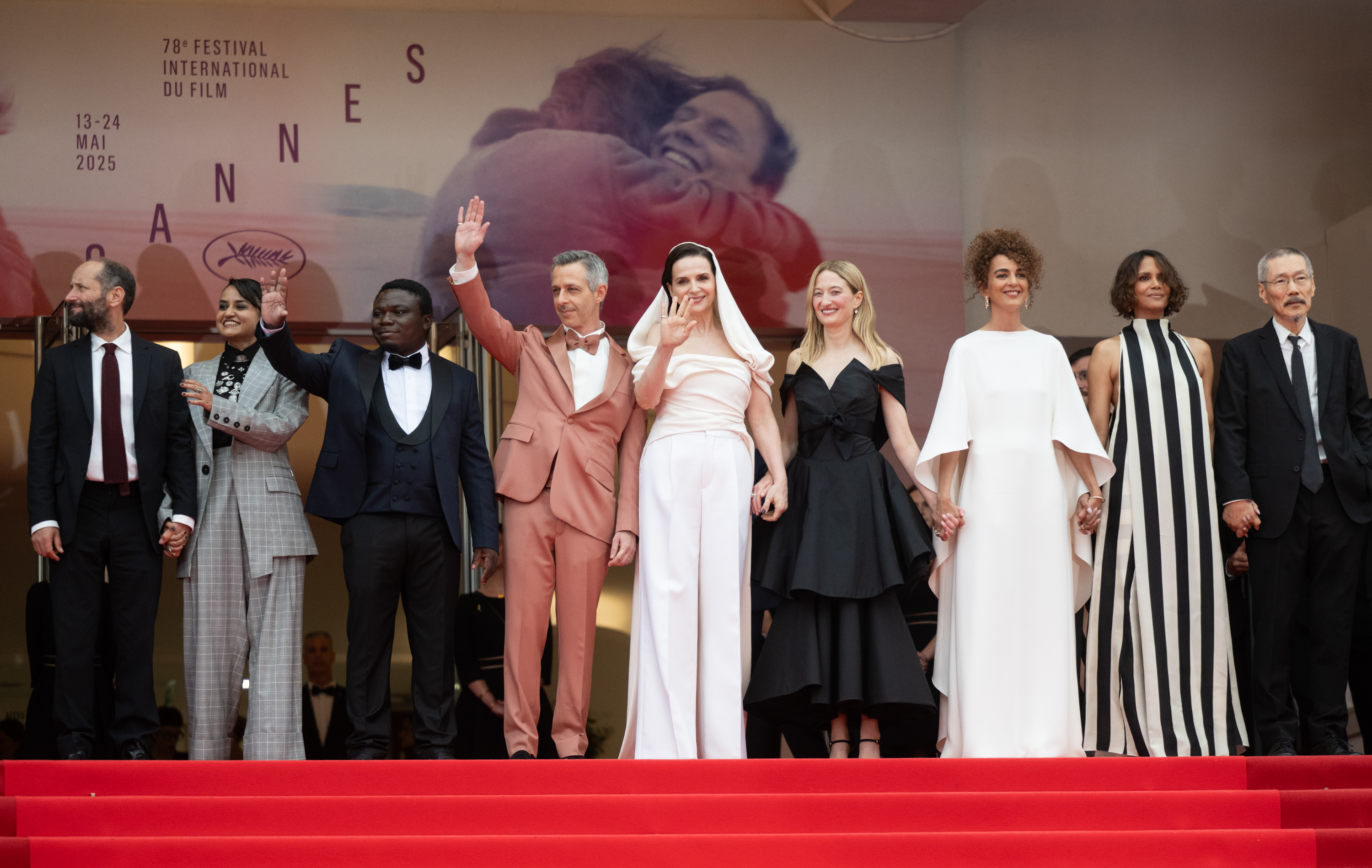 Halle Berry se tient debout aux côtés de ses collègues membres du jury au Festival de Cannes, le groupe uni dans l'élégance et l'autorité face aux caméras. Sa présence ajoute un pouvoir de star à ce groupe distingué, capturant un moment de prestige cinématographique.