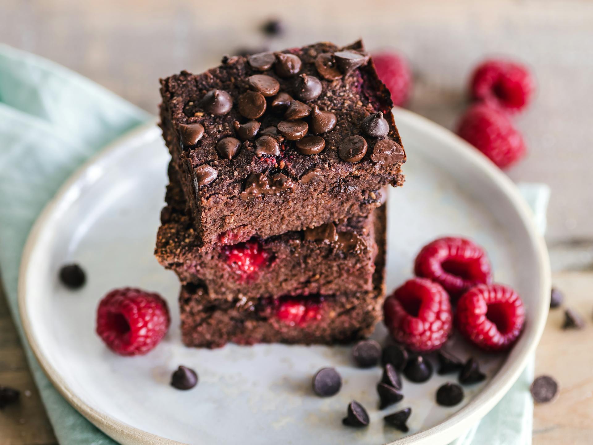 Une photo en gros plan de brownies empilés | Source : Pexels