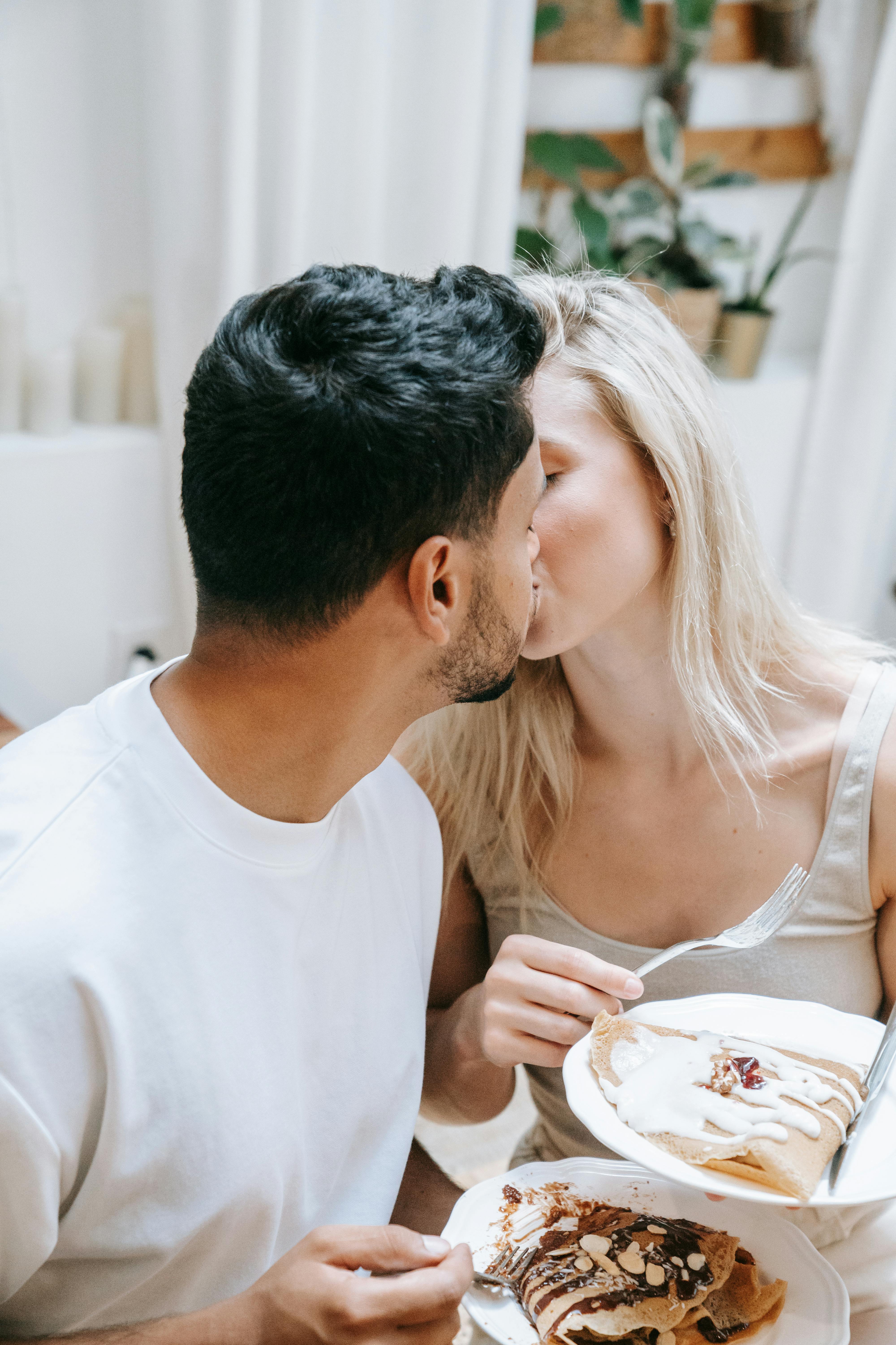 Un couple en train de déguster ses crêpes | Source : Pexels