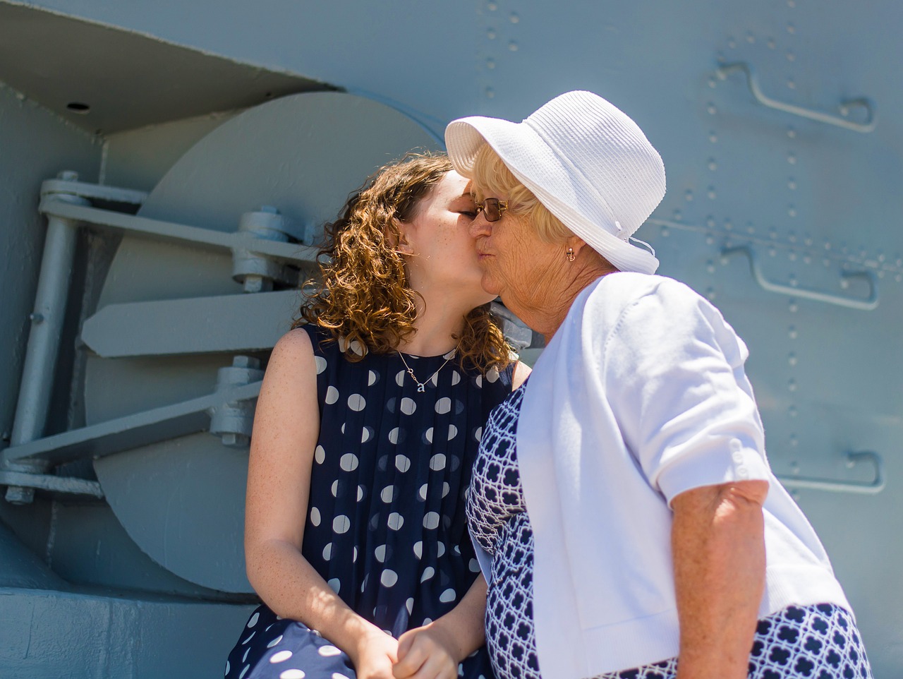Une femme plus jeune embrassant une plus âgée pour lui dire au revoir | Source : Pixabay