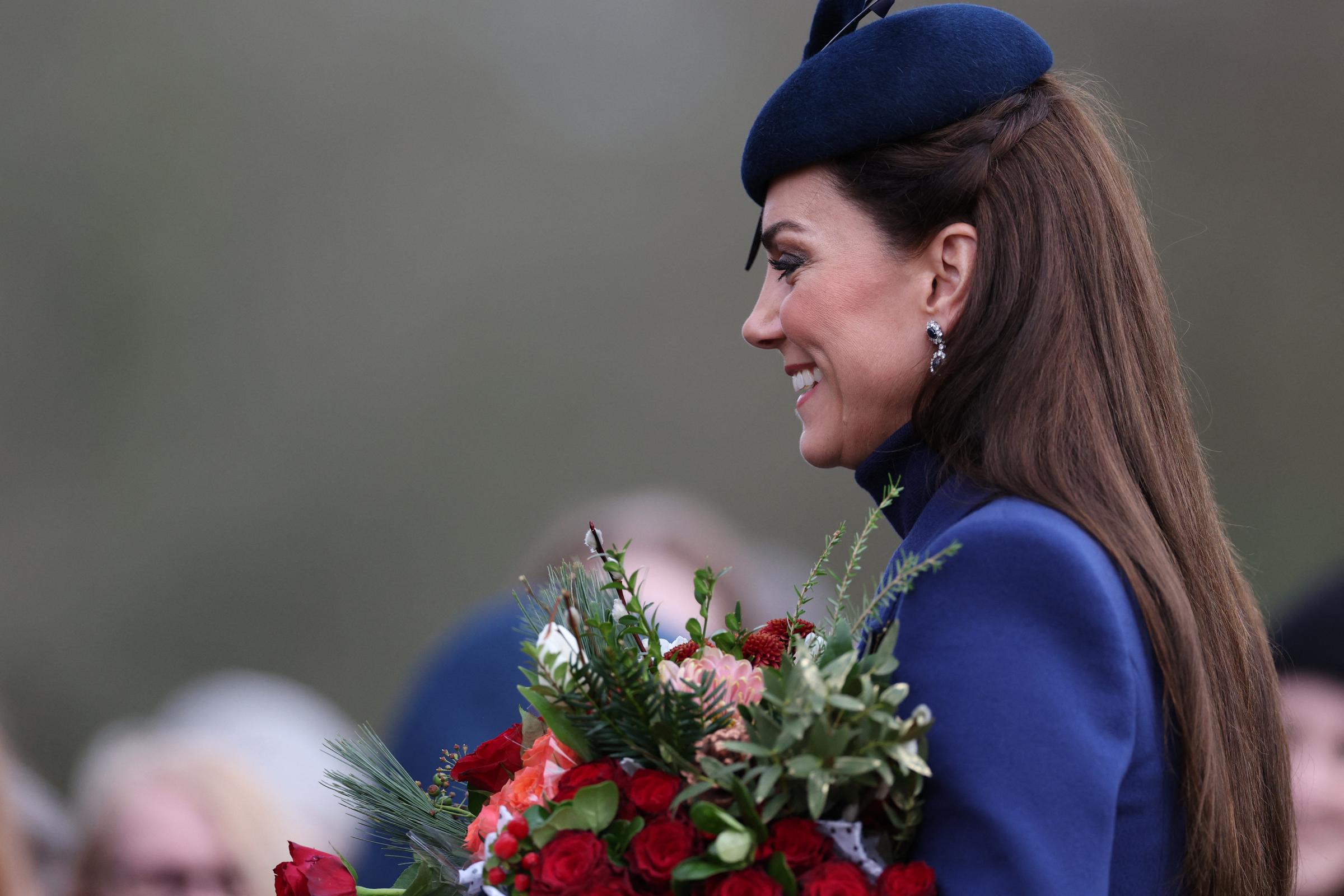 Catherine, princesse de Galles discute avec des sympathisants après avoir assisté au service traditionnel de la famille royale le jour de Noël à l'église St Mary Magdalene, le 25 décembre 2023 | Source : Getty Images