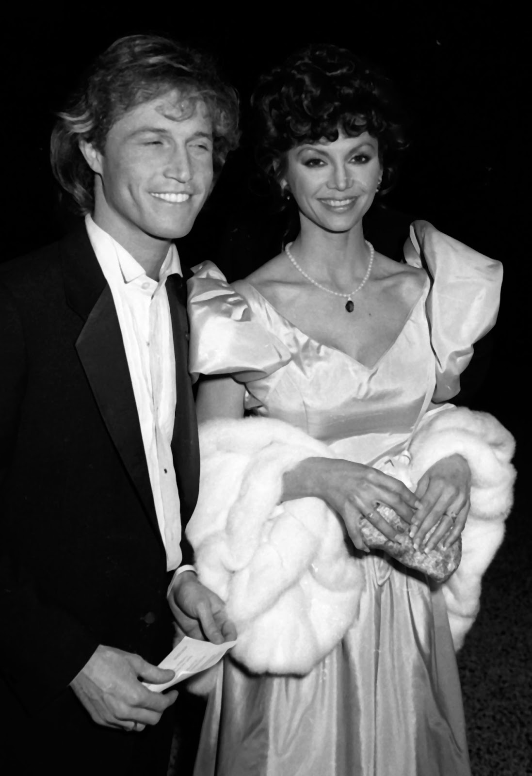 Andy Gibb et la célèbre actrice lors du gala de bienfaisance Night of 100 Stars, le 14 février 1982, à New York. | Source : Getty Images