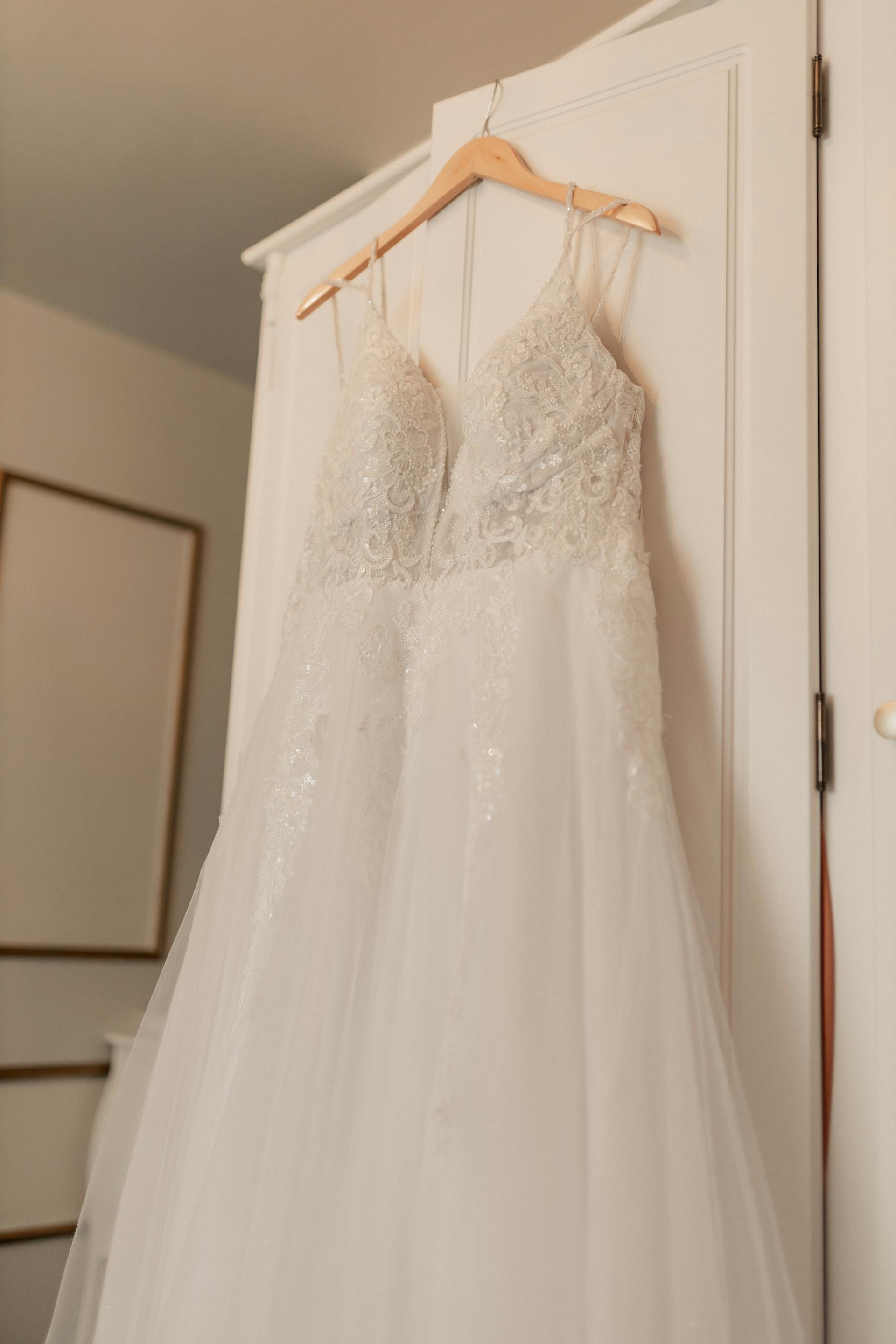 Une robe de mariée sur un cintre | Source : Pexels
