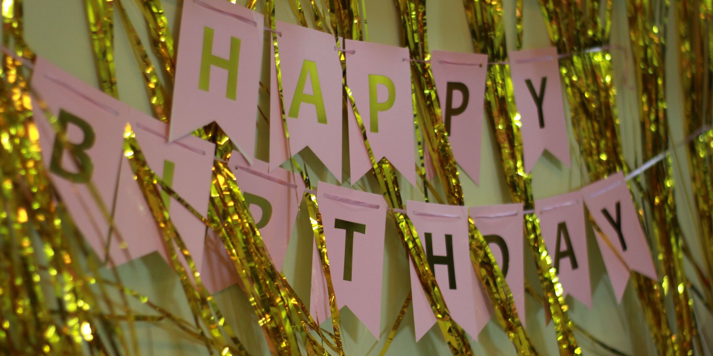 Décorations d'anniversaire dorées et roses | Source : Pexels