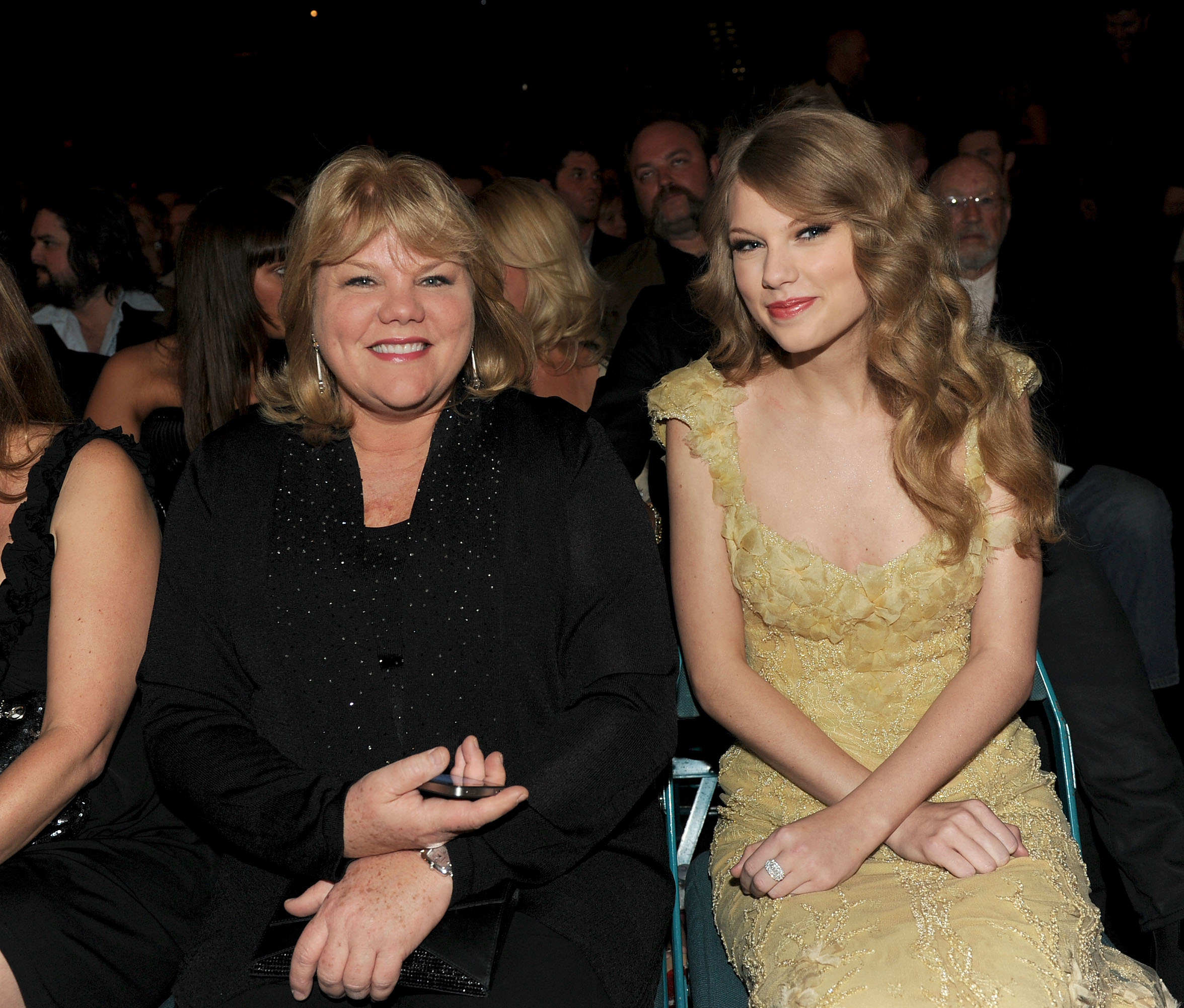 Andrea Swift et Taylor Swift dans le public lors de la 46e cérémonie annuelle des Academy Of Country Music Awards à Las Vegas, Nevada, le 3 avril 2011. | Source : Getty Images