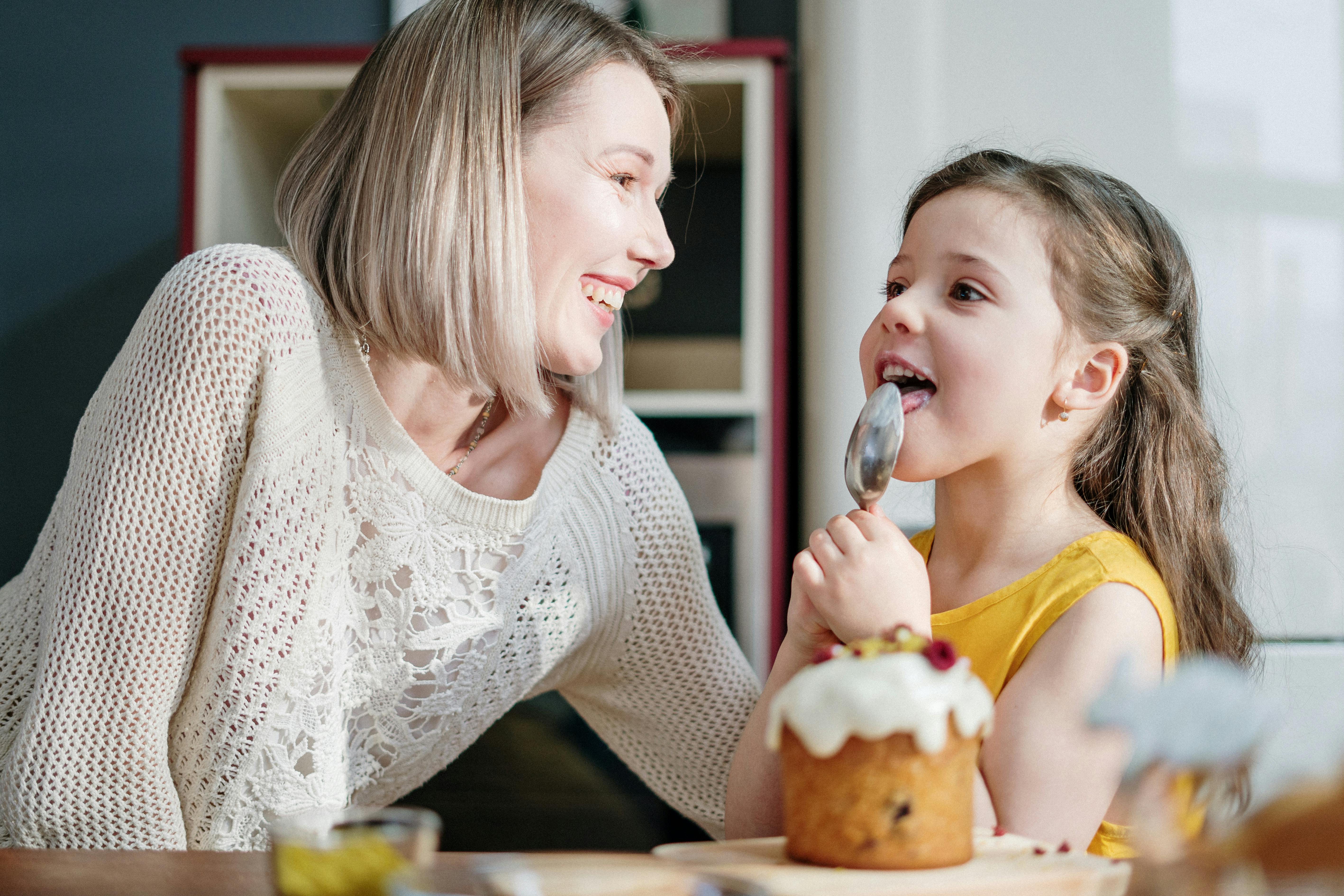 Une mère cuisinant avec sa fille | Source : Pexels